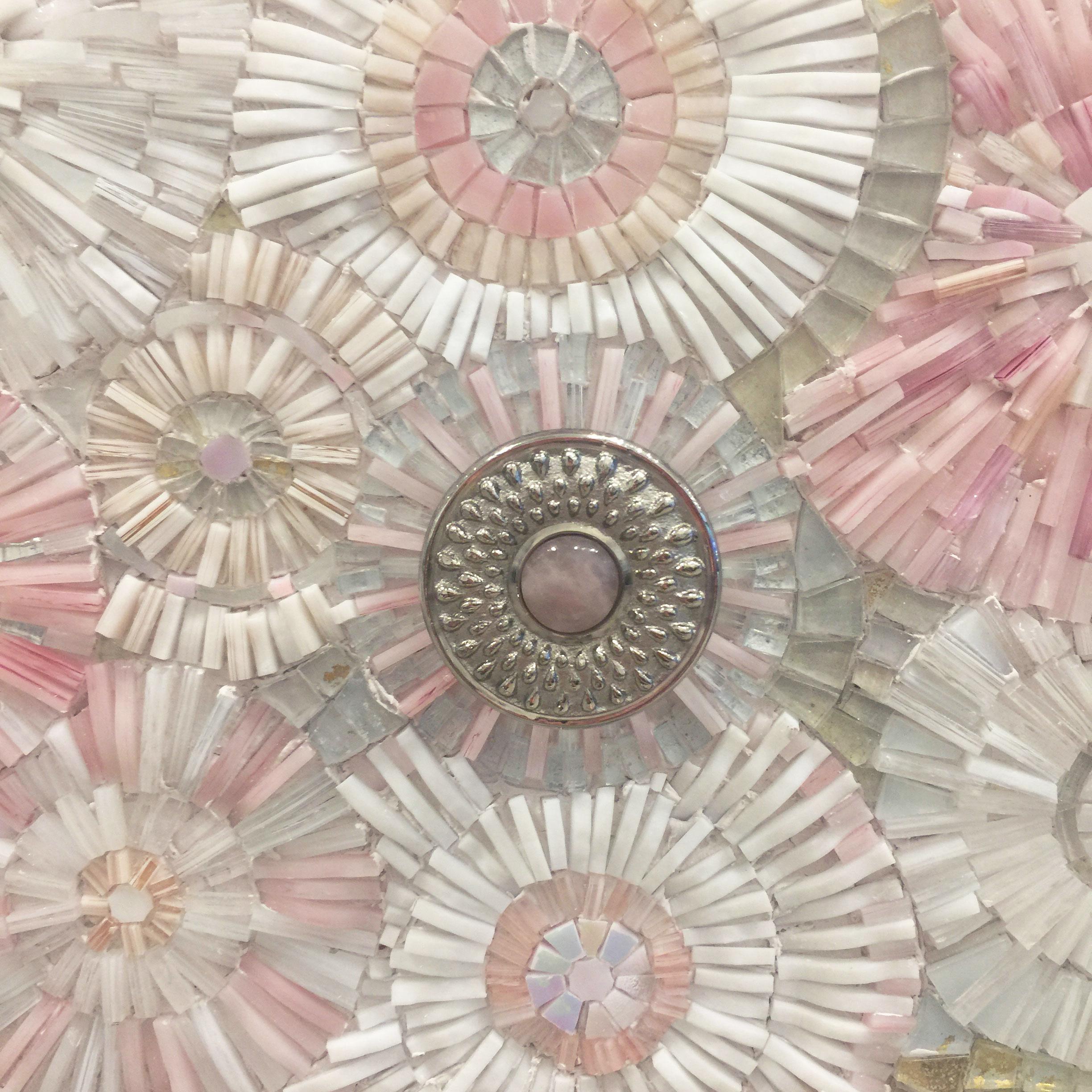 Rosa Mosaik-Silber-Truhe mit Blumenblütenmuster von Ercole Home (Handgefertigt) im Angebot
