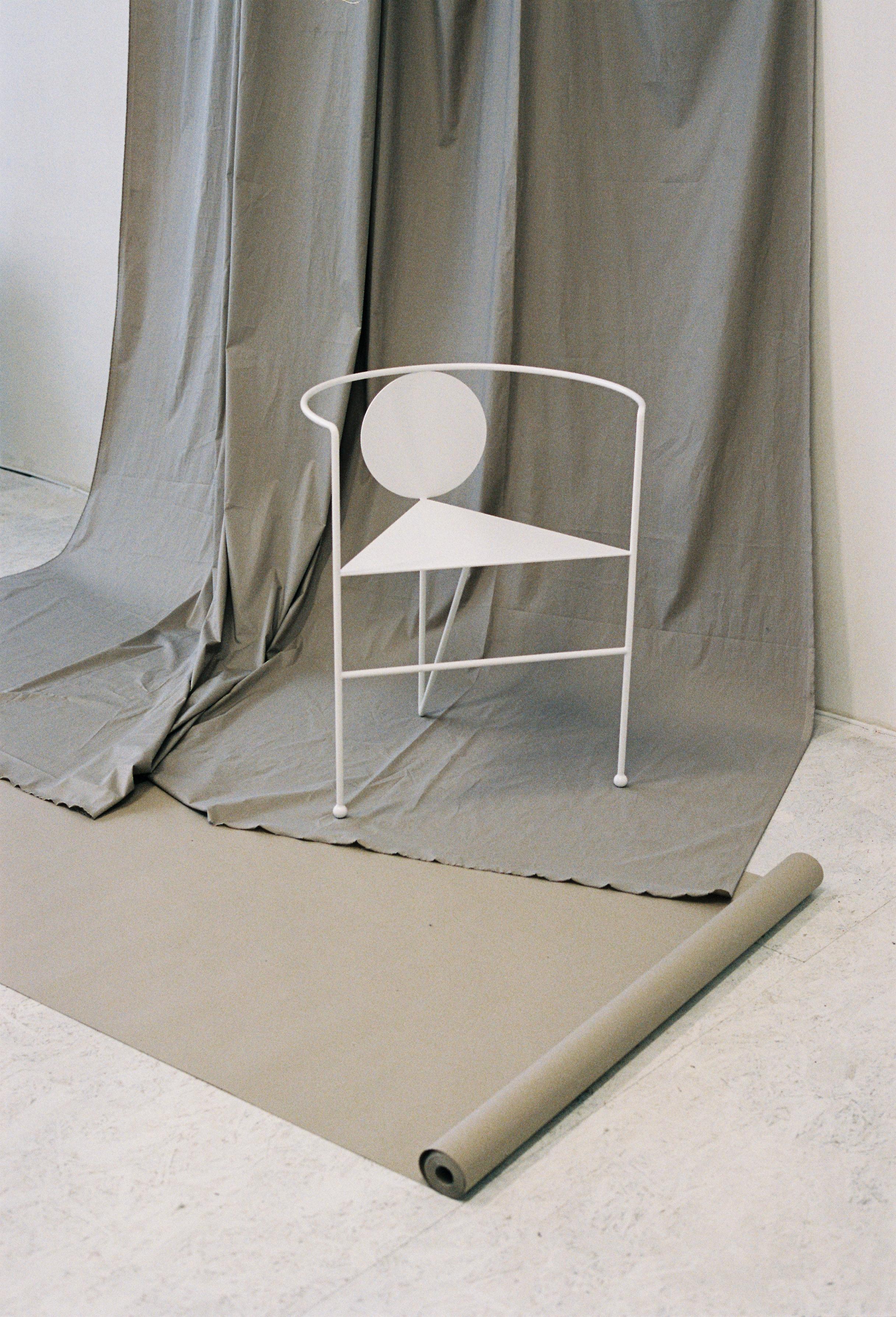 Der Stuhl Triangle ist Teil der Steel Collection, einer Serie, die von den Gemälden Joan Mirós und den Harlekinen Picassos inspiriert ist und eine monochrome Anspielung auf die Memphis-Bewegung der 80er Jahre darstellt. Er ist aus