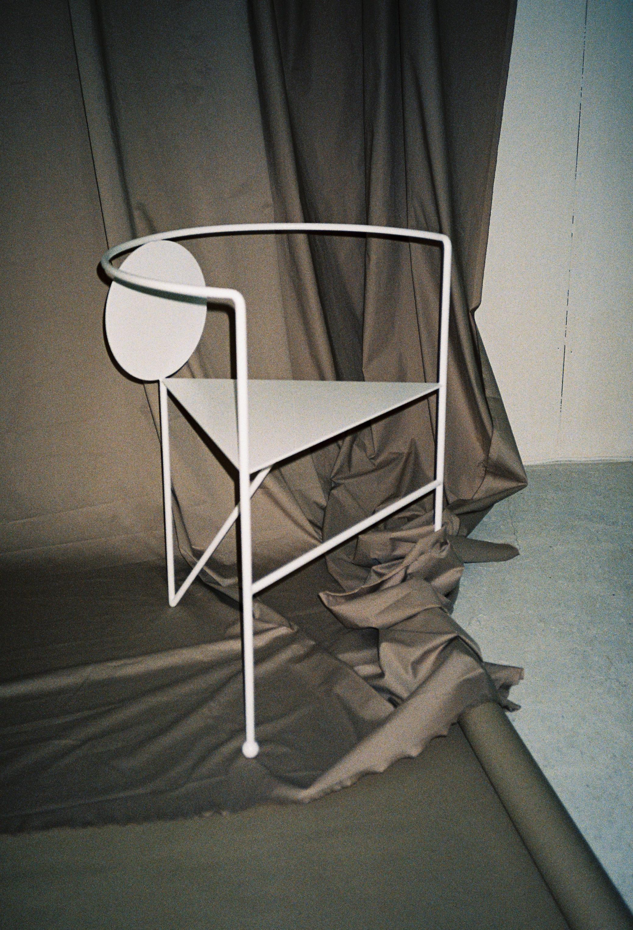 Anpassbarer skulpturaler dreieckiger Stuhl aus pulverbeschichtetem Stahl von Nazara Lazaro (Moderne) im Angebot