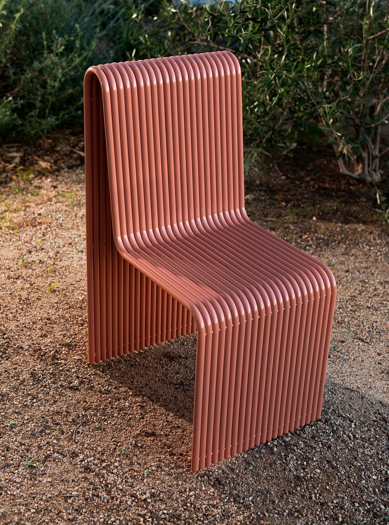 Simultaneously delicate and bold, the Ribbon stool is a playful addition to Laun's outdoor furniture catalog. The layered aluminum tubes stack together to form a solid array and allows for custom widths in an infinite combination of forms.

The