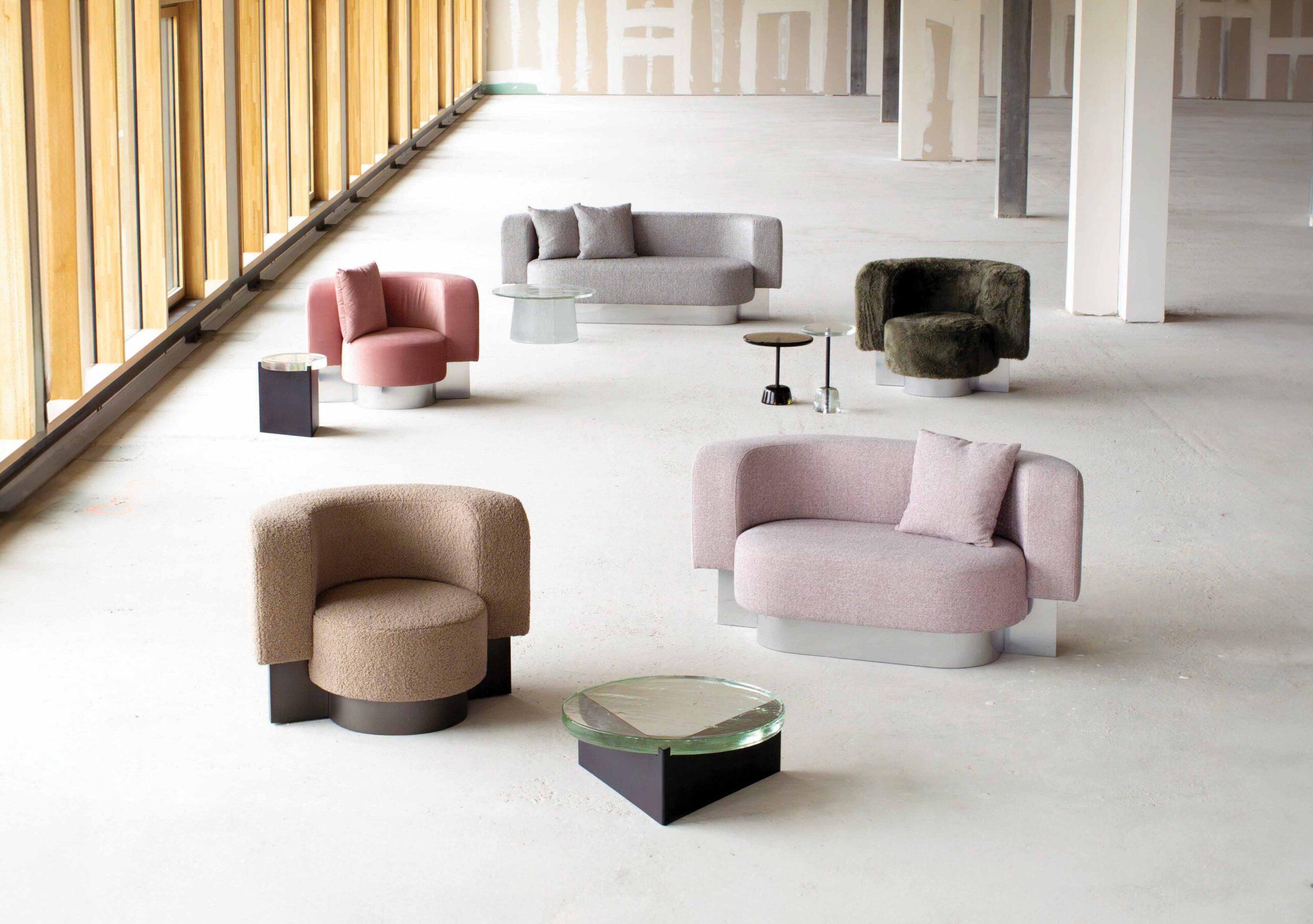 Sillón Wham One,
Wham Dos y Wham Tres,
un sofá pequeño y uno grande.

Una poderosa declaración en tu interior, que sea tan atrevida como acogedora... ¡Wham, una serie de muebles tapizados diseñada por Hermann August Weizenegger es exactamente eso!