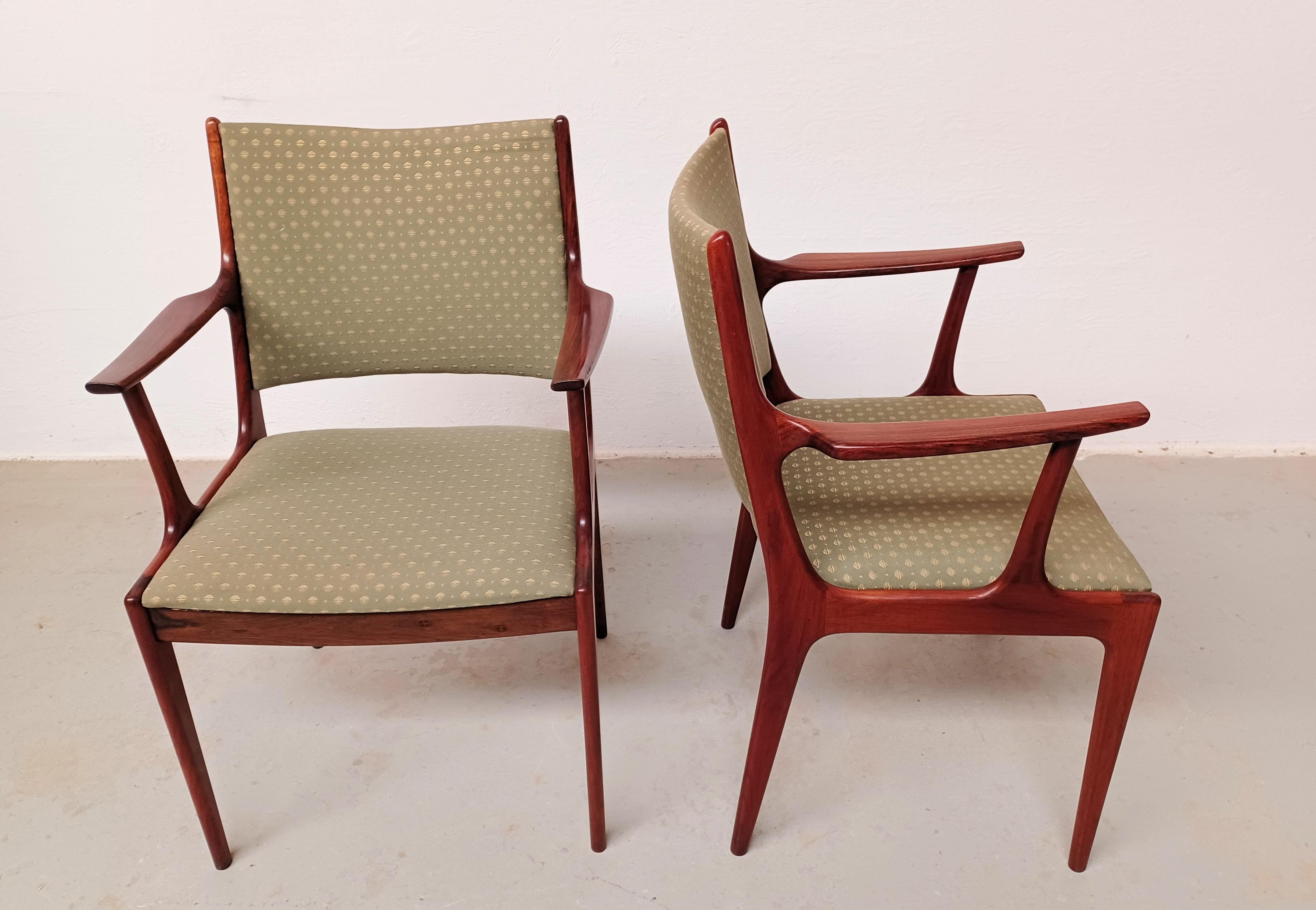 Set of Two fully restored Customizable Johannes Andersen rosewood armchairs in excellent condition made by Uldum Møbler, Denmark.

The comfortable armchairs feature a clean simple yet elegant and sophisticated design that with fabric of your choice