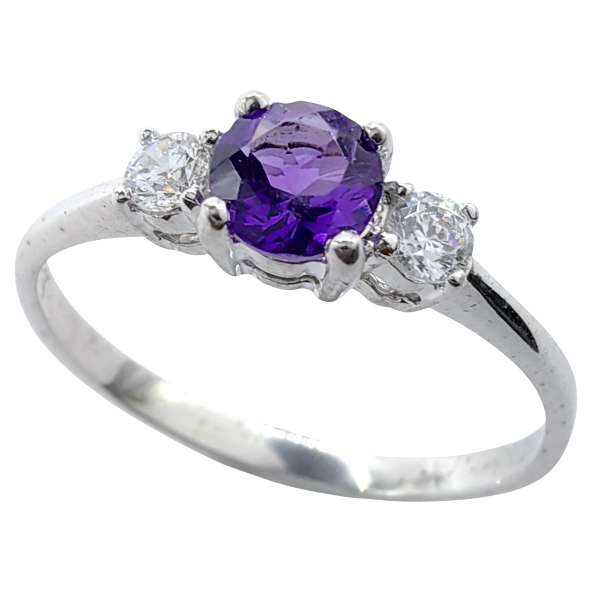 Bague de promesse « trilogie » personnalisable, en améthyste ronde et diamants, en or massif 14 carats ou 18 carats
