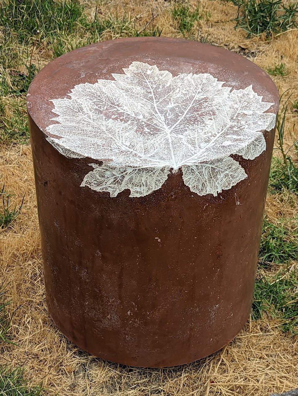 Tabourets et tables d'appoint ronds personnalisables en béton avec impressions de feuilles, 'Pliny' Neuf - En vente à Cazadero, CA