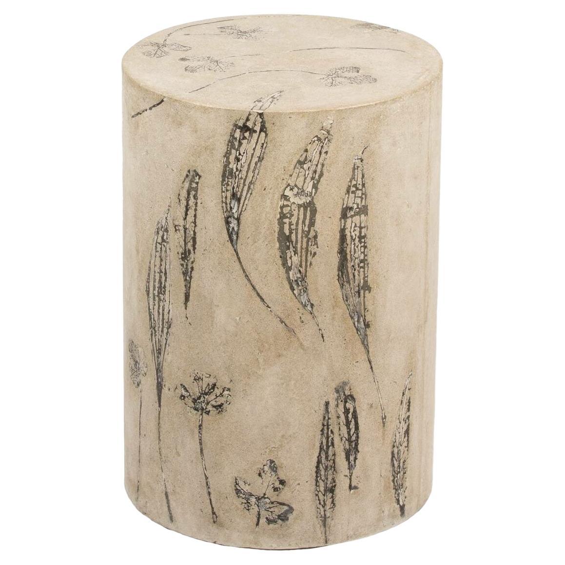 Organique Tabourets et tables d'appoint ronds personnalisables en béton avec impressions de feuilles, 'Pliny' en vente
