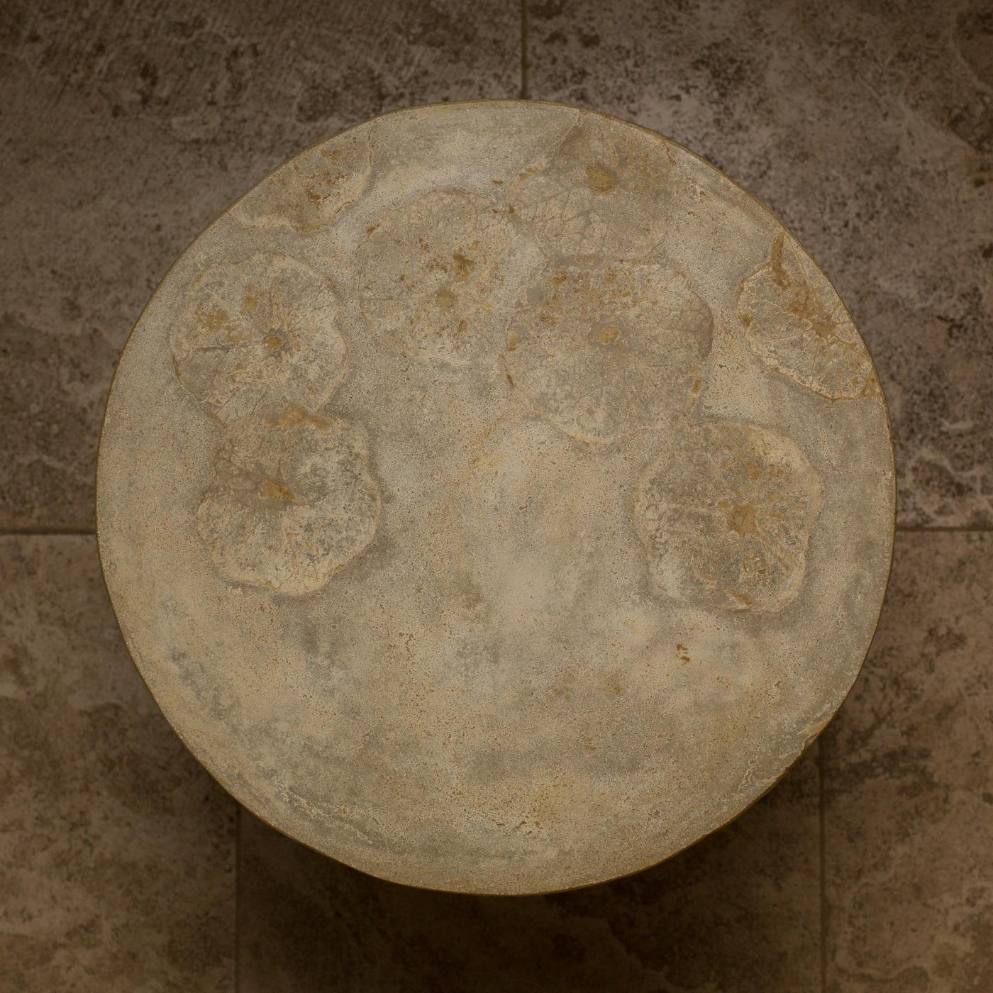 Tabourets et tables d'appoint ronds personnalisables en béton avec impressions de feuilles, 'Pliny' en vente 6
