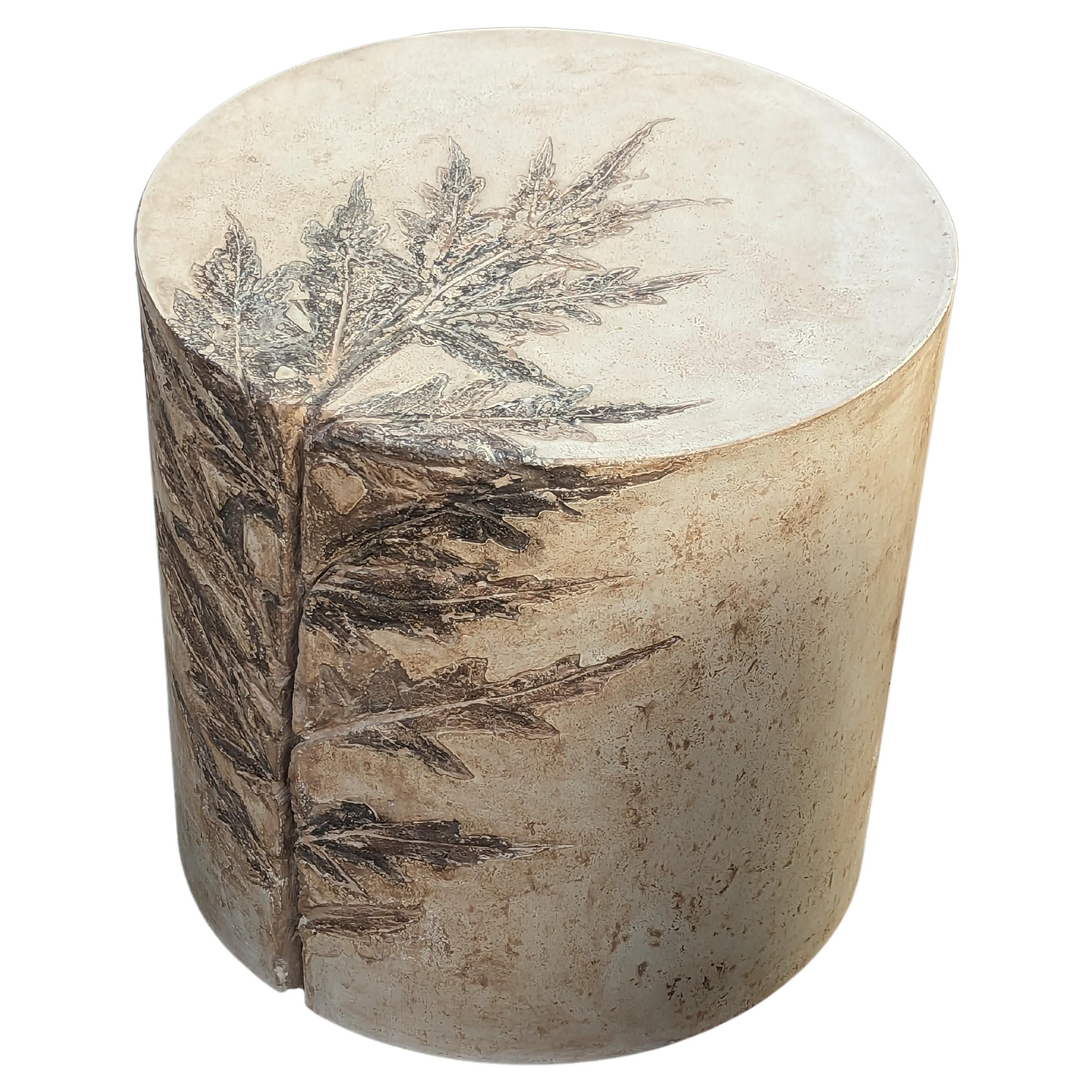 Tabourets et tables d'appoint ronds personnalisables en béton avec impressions de feuilles, 'Pliny'
