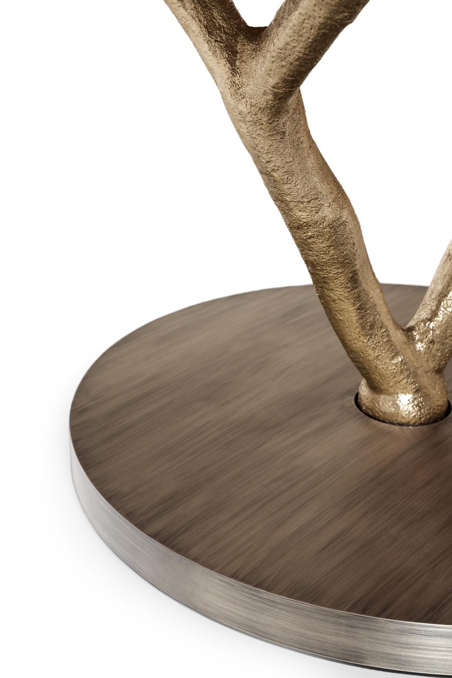 Die Formen, MATERIALIEN und Texturen der Natur sind in diesem Werk auf eindrucksvolle Weise verewigt. Die Struktur ist in Messingguss aus Magnolienzweigen geformt und verleiht der natürlichen Form eine Funktion. Der Metallsockel und die