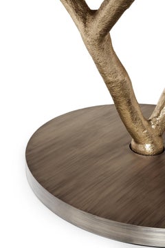 Mesa de comedor redonda personalizable con estructura de latón fundido y tablero de madera