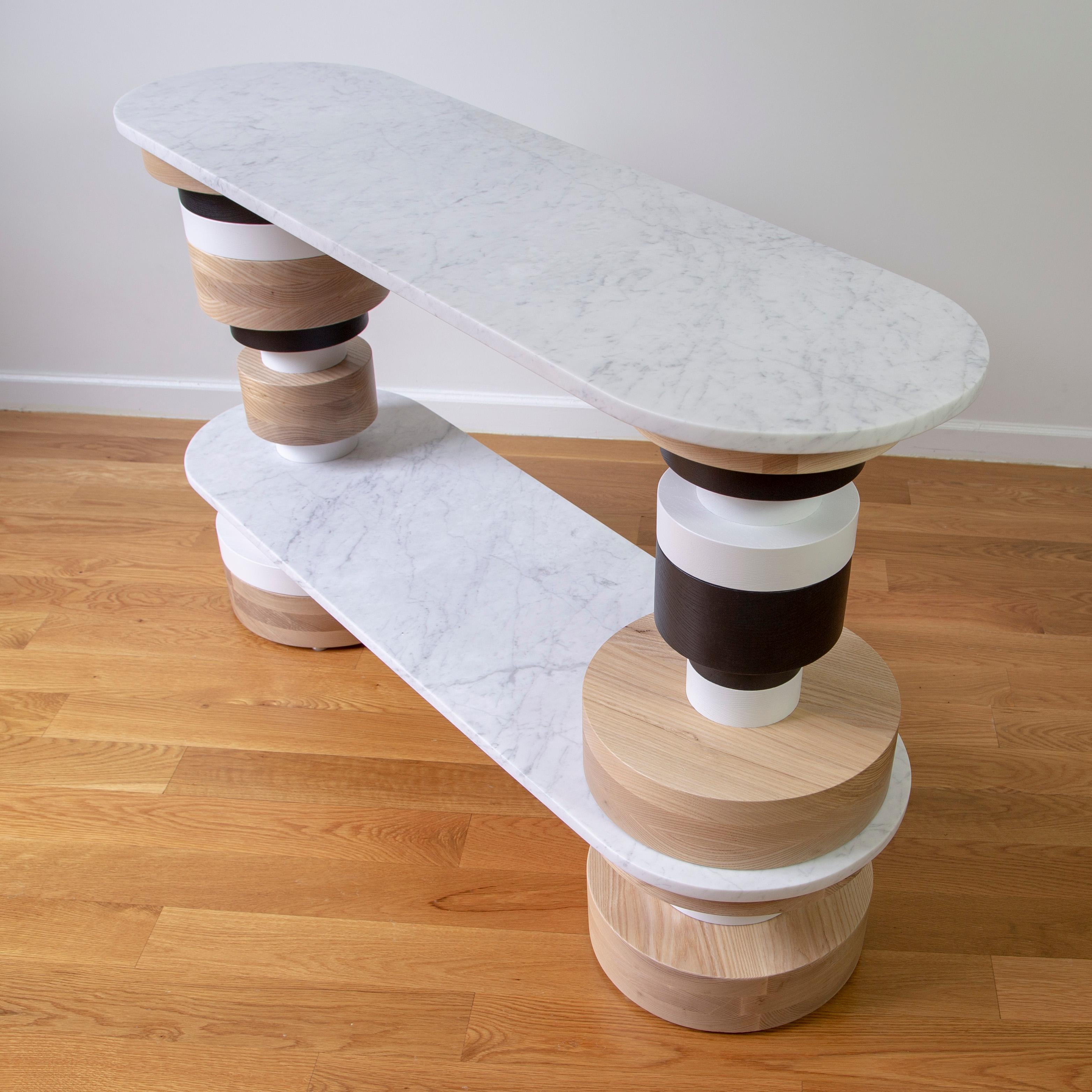 Mesa consola Sass personalizable de Souda, tapa de mármol blanco, mesa de entrada Siglo XXI y contemporáneo en venta