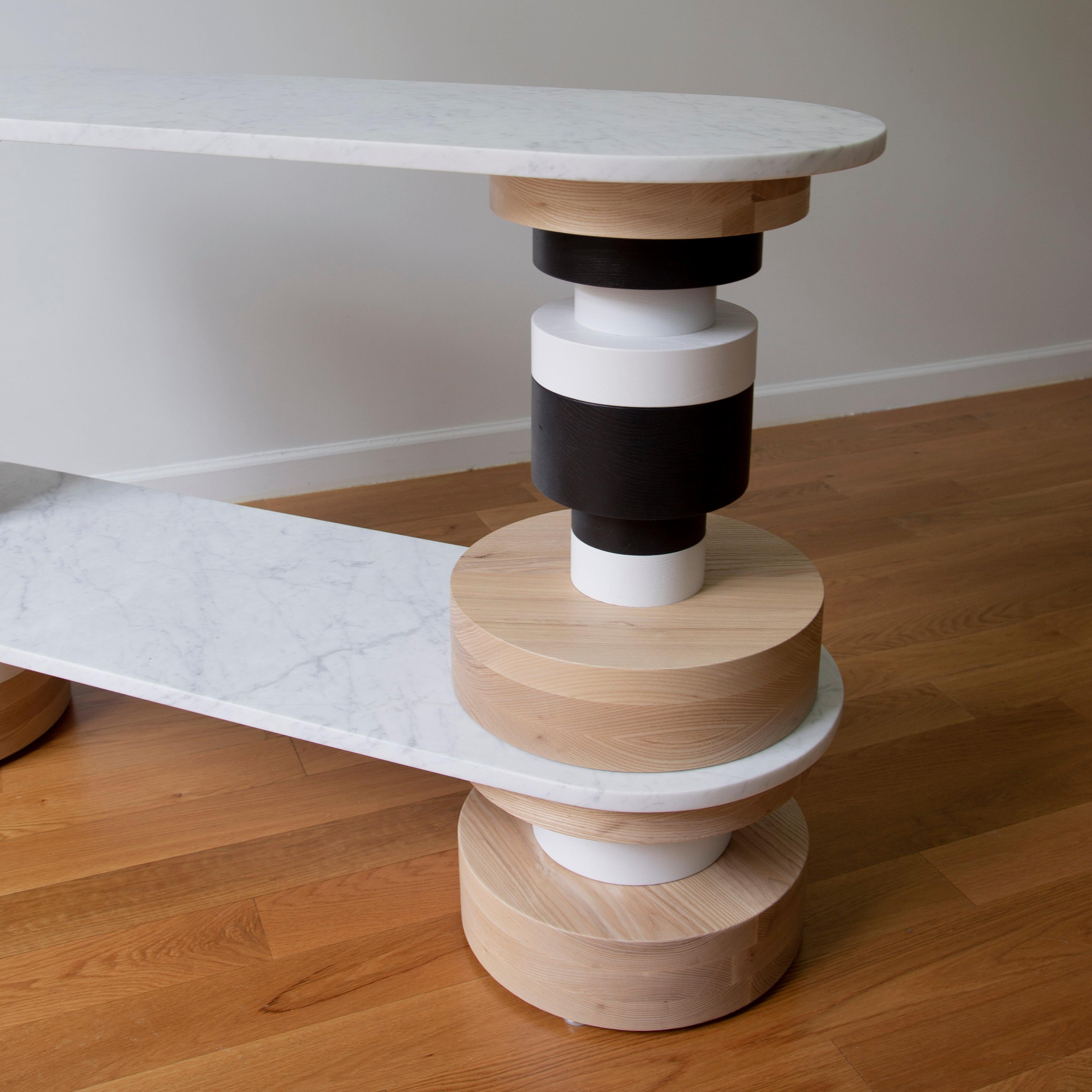 Mesa de sofá alta Sass personalizable de Souda, tapa de mármol blanco Mármol en venta