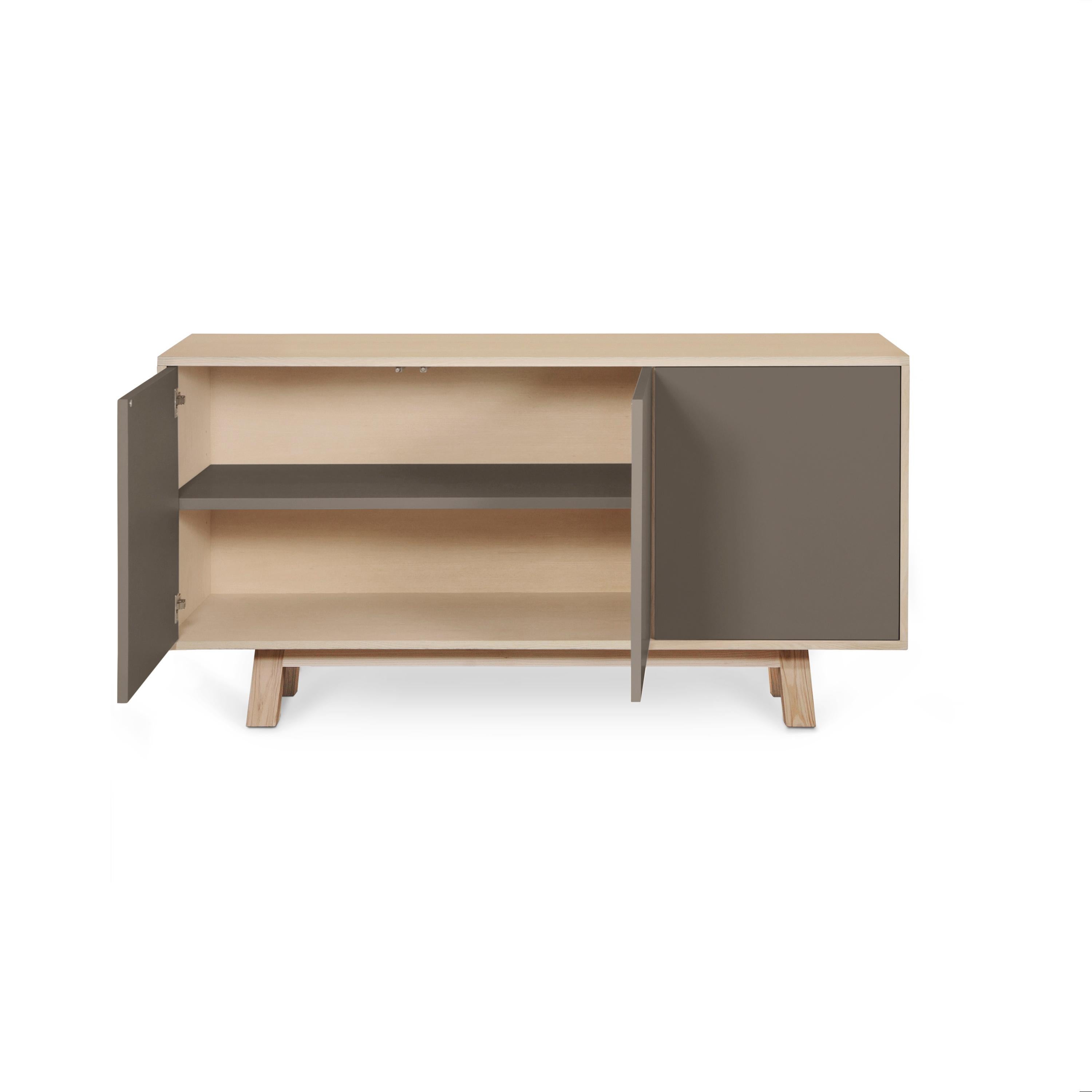 This 3-door sideboard is 100% made in France in oak, veneer oak and with lacquered doors in MDF panels. 

The 3 doors open with a 