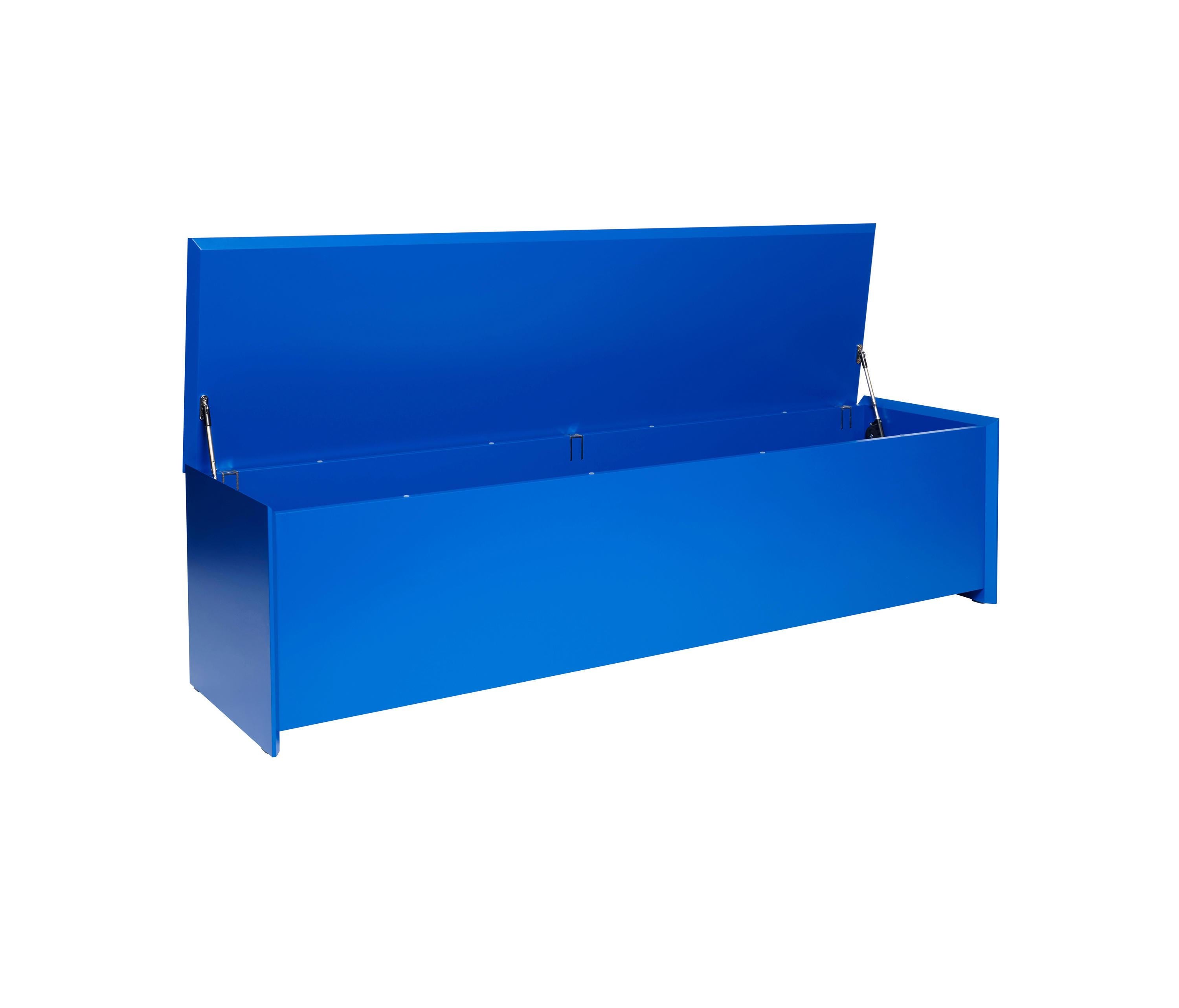 Chest / storage / bench seat
with 1 flap, for approx. 7 pairs of shoes

CHEST is a contemporary piece of multitasking furniture. It comes in a choice of 3 widths. The small and medium-sized versions come in two types, with either a hinged lid, or a
