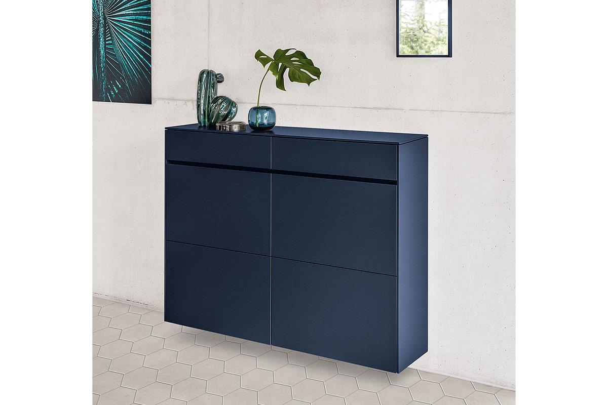 Shoe cabinet (60/60, handleless)
on the left with 2 flaps opening simultaneously,
double-row bin, 1 drawer, 4 - 6 pairs of shoes per
flap and on the right with 1 door and 1 drawer, 2
loose shelves, suspended or on plinth, must be
fixed to wall,