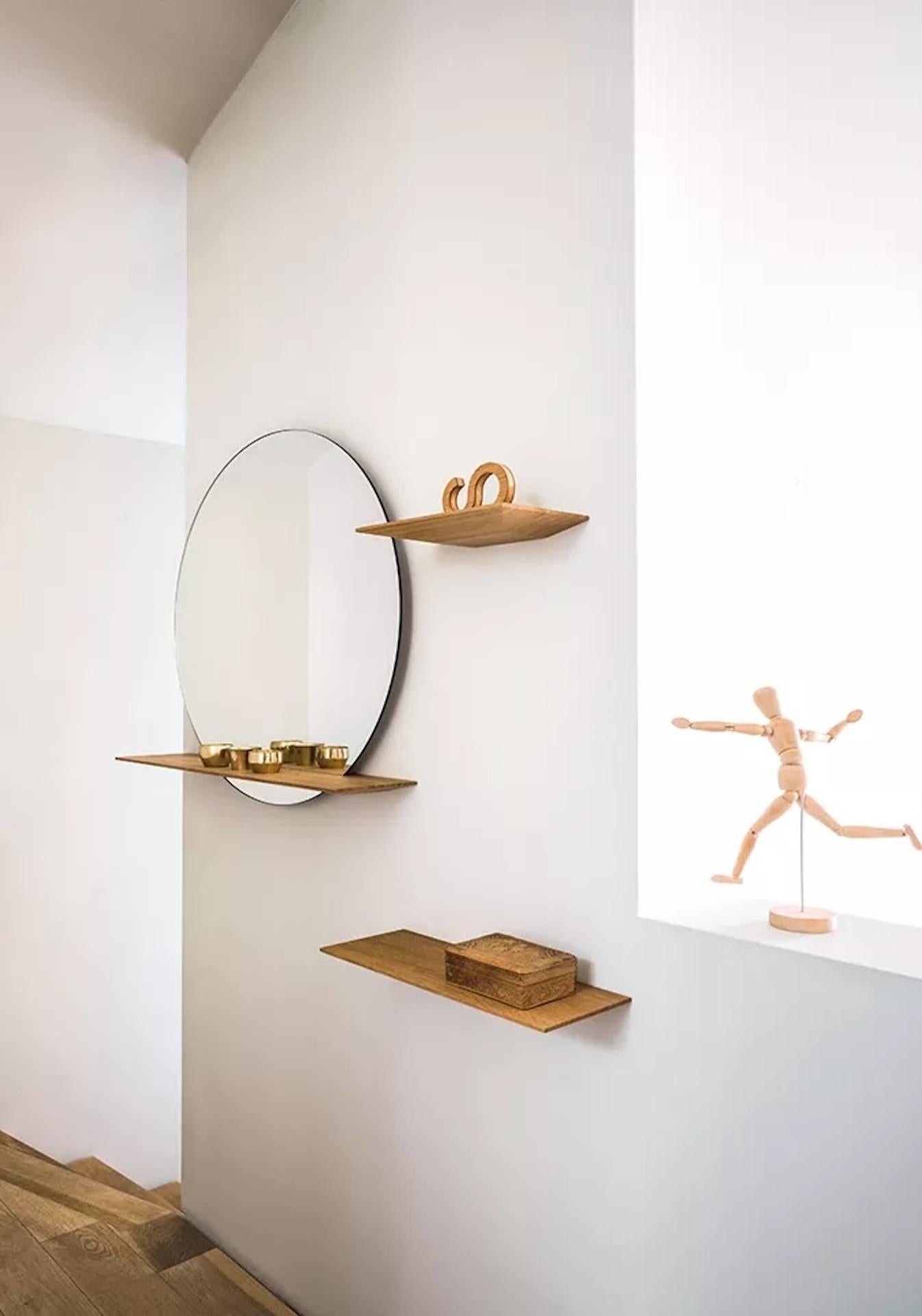 L'étagère CUT incarne le design contemporain et l'élégance intemporelle. Nature en orme naturel huilé. (Fixation murale fournie.) La caractéristique principale du design est l'angle frappant des bords avant et latéraux, qui donne à l'étagère sa