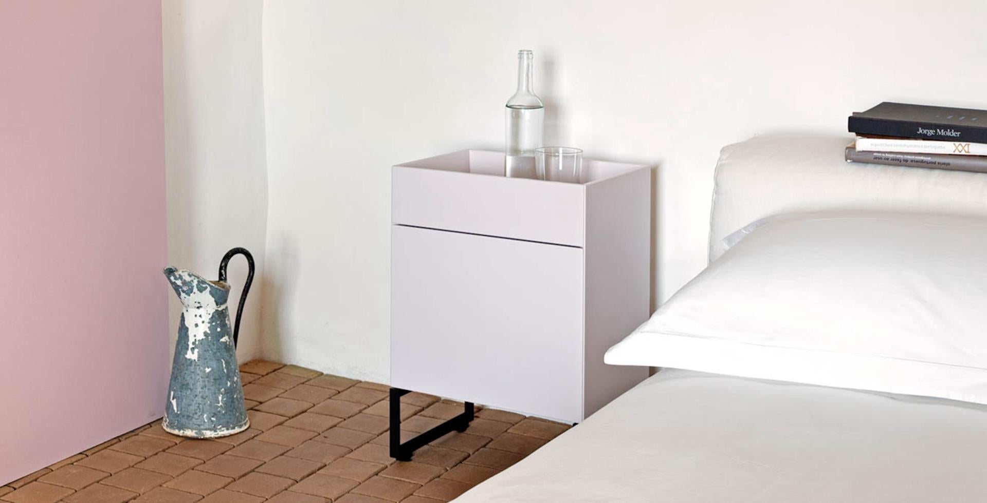 little tray - not included
Nightstand with recessed top and 1 drawer
Standard finish: leg base (15 cm) .198 black
powder-coated steel, fine structure and recessed
top lacquered in body colour

Modernist and elegant – two words that describe the