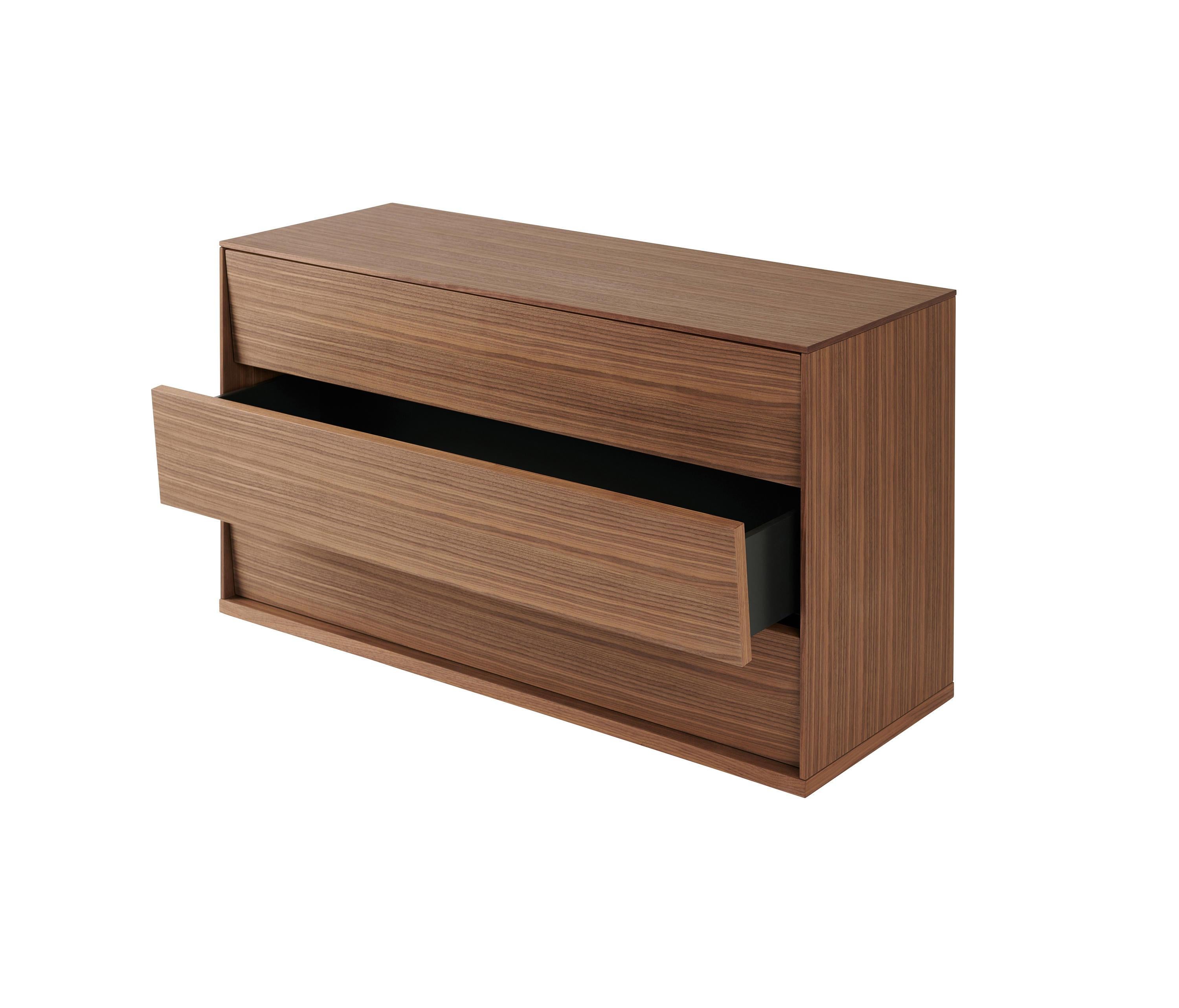 Credenza con 3 cassetti
zoccolo, corpo e scocca interna completamente laccati o
impiallacciato con finitura laccata opaca, apertura a pressione
meccanismo
Cassetto: completamente laccato nel colore della carrozzeria o impiallacciato
corpo: fronte