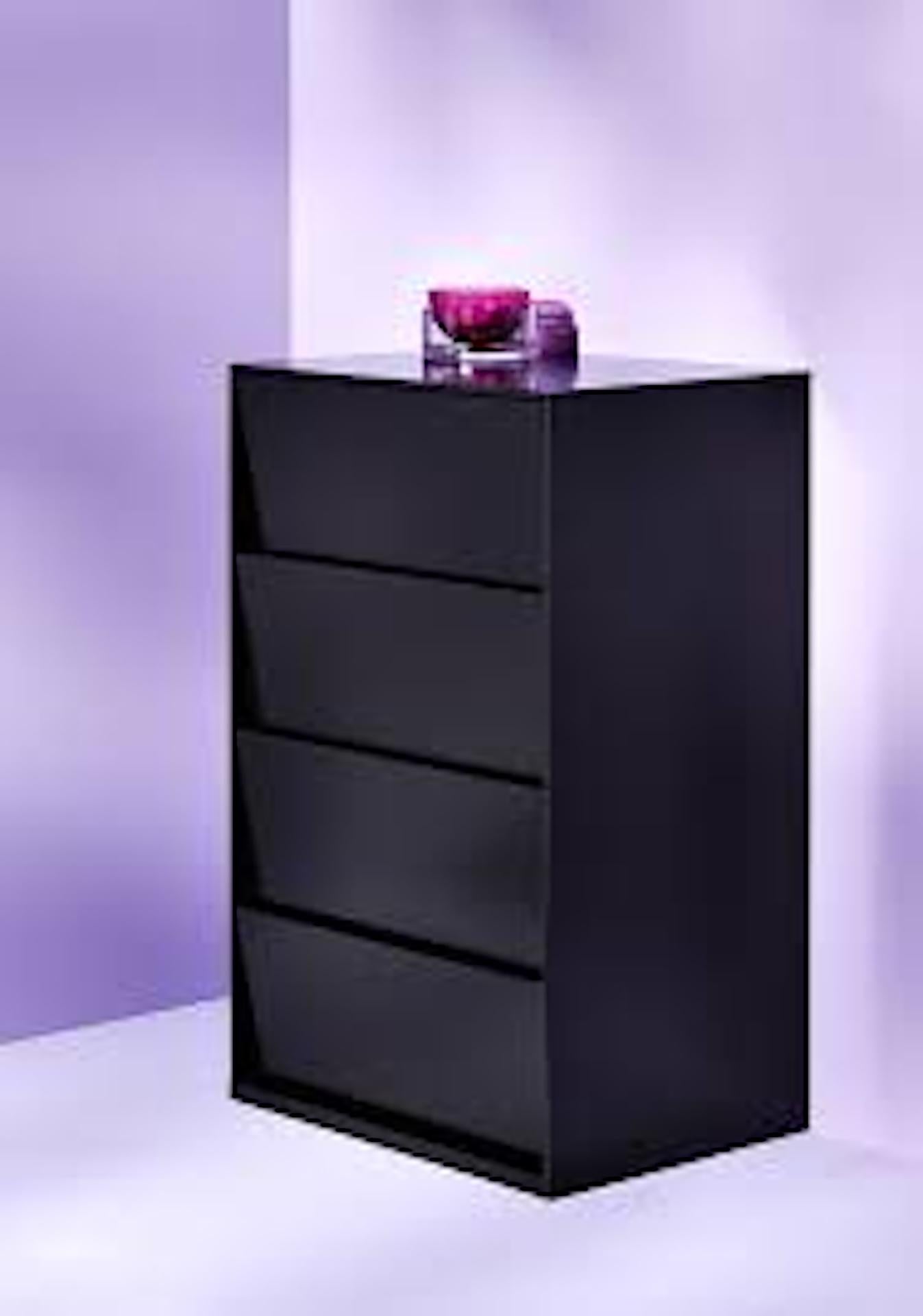 Sideboard with 4 drawers
plinth, body and internal body fully lacquered or
veneered with matt lacquer finish, push-to-open
mechanism
Drawer: fully lacquered in body colour or for veneered
body: drawer front veneered and drawer
body lacquered .37
