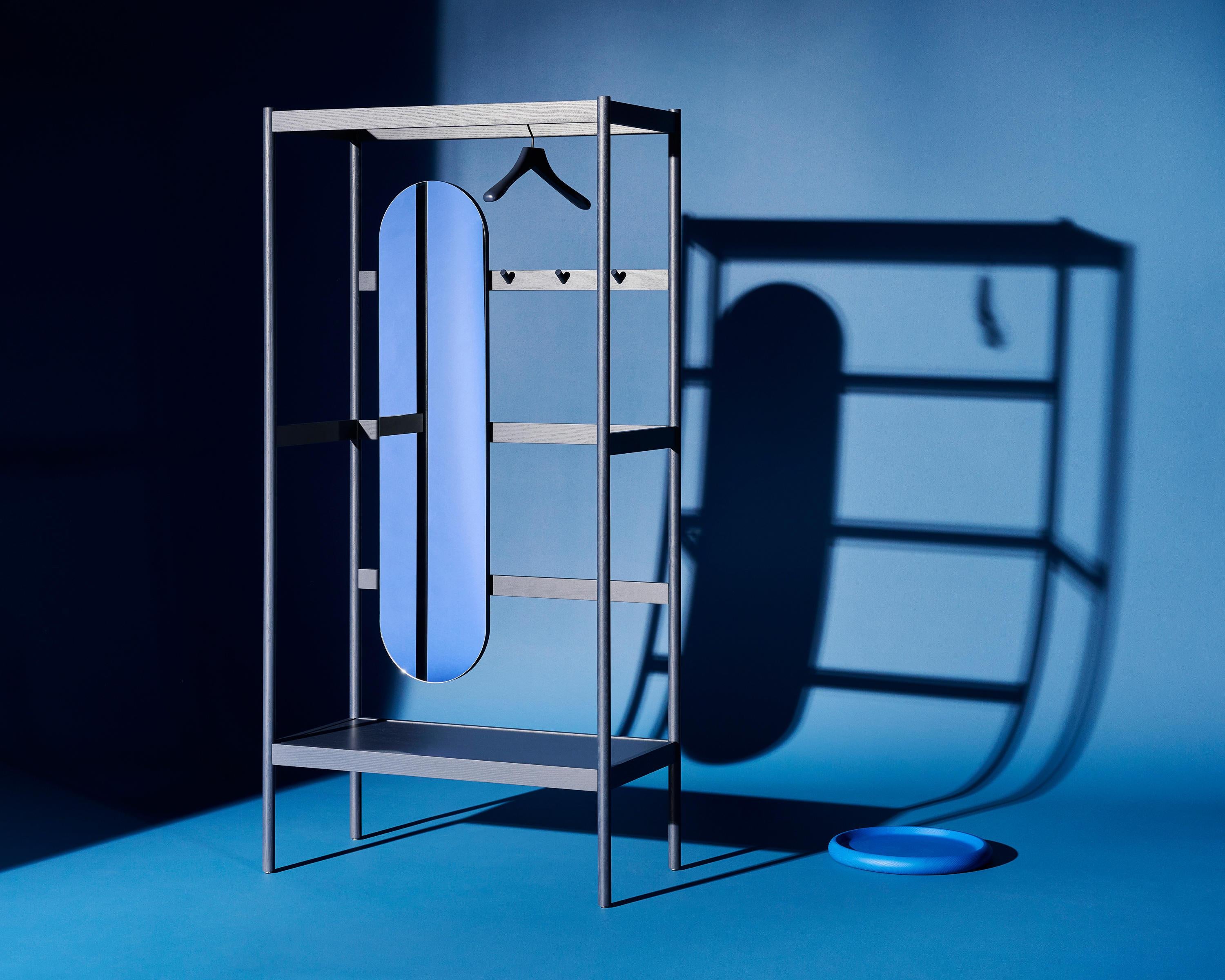 Coat stand with mirror
solid wood with open-pore lacquer finish
Holds up to 15 kg when evenly distributed.

Coat storage? Wardrobe? CHESTER combines the open, airy design of shelf-type coat storage with the basic form and function of a cupboard. The