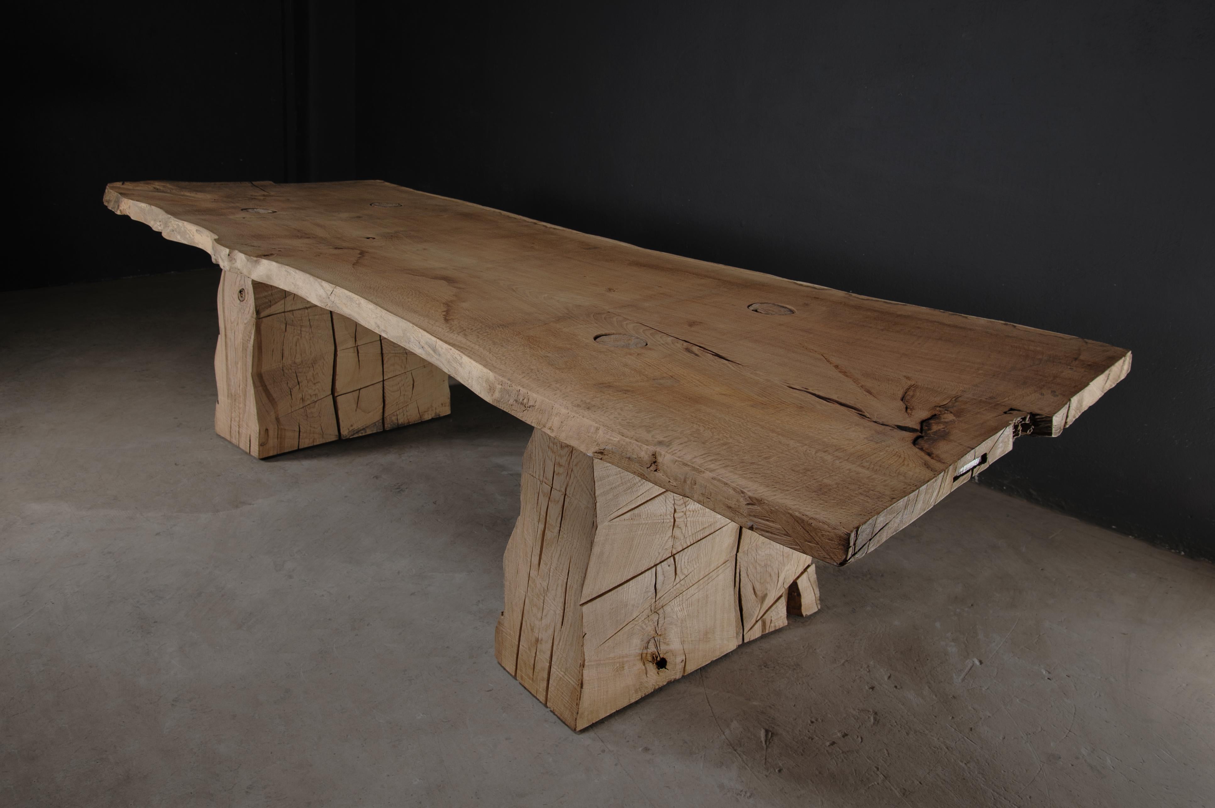 Table de salle à manger massive sculptée personnalisable en bois de chêne massif, V8 en vente 3