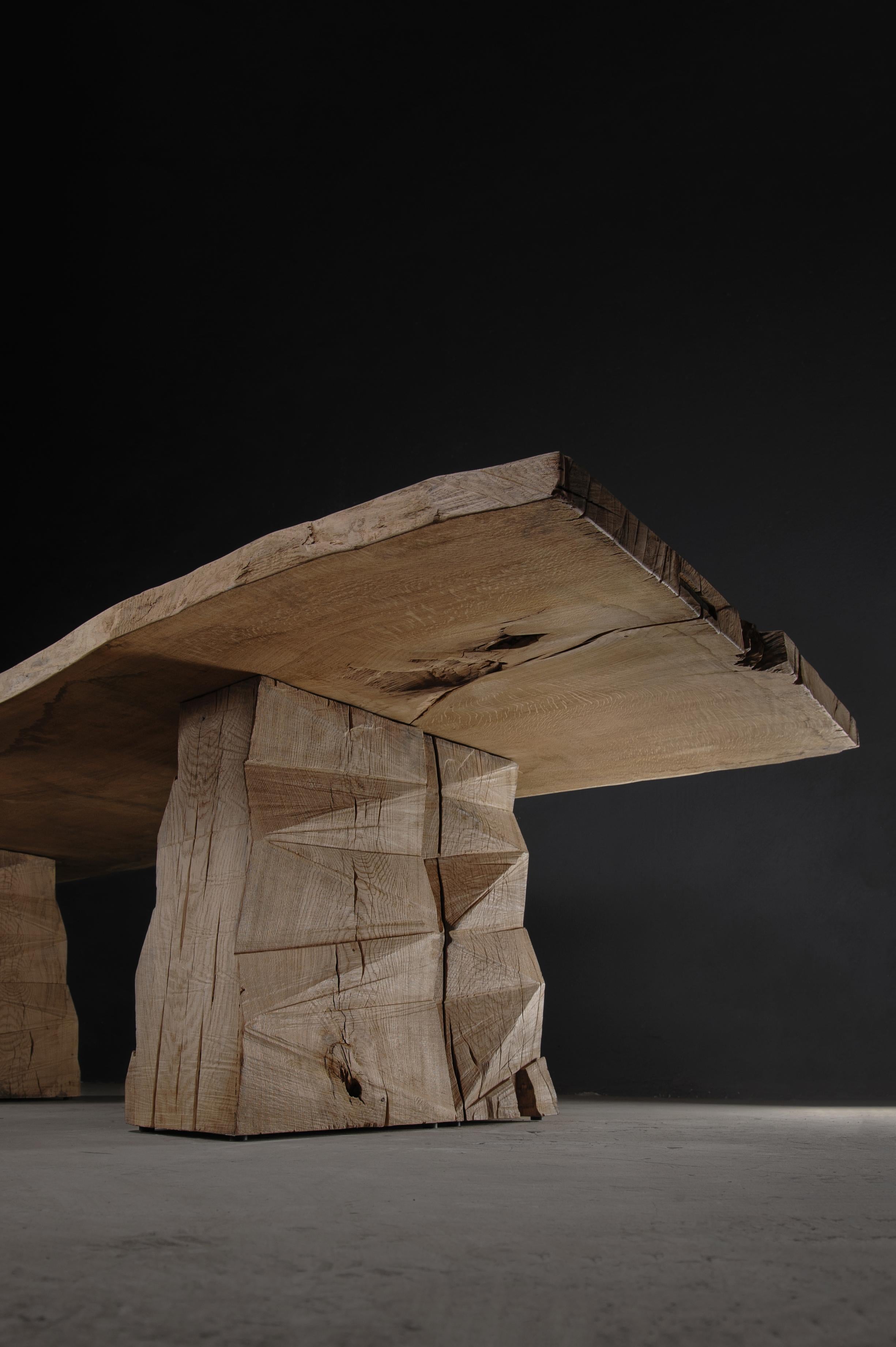 Brutalisme Table de salle à manger massive sculptée personnalisable en bois de chêne massif, V8 en vente
