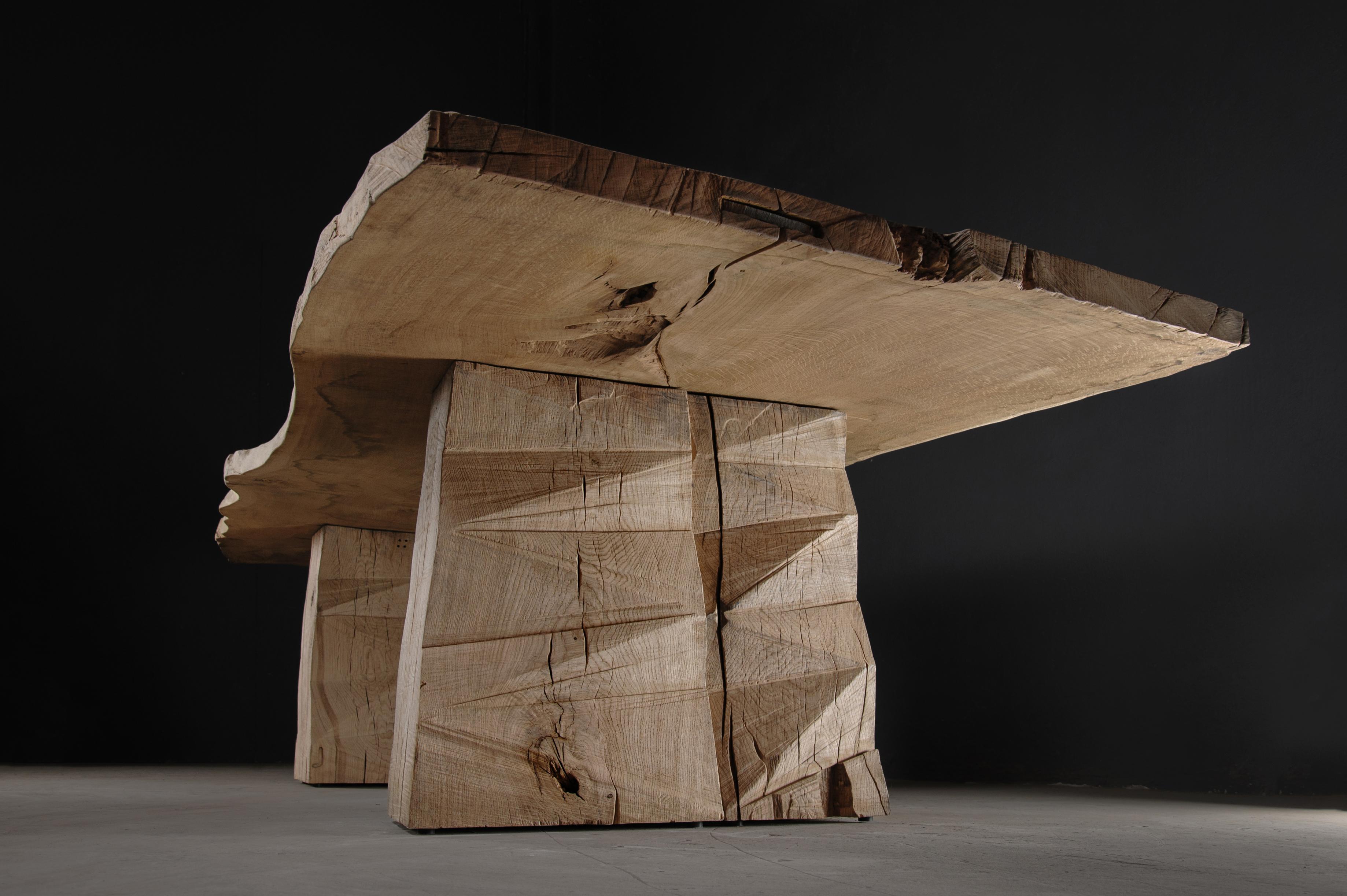 Russe Table de salle à manger massive sculptée personnalisable en bois de chêne massif, V8 en vente