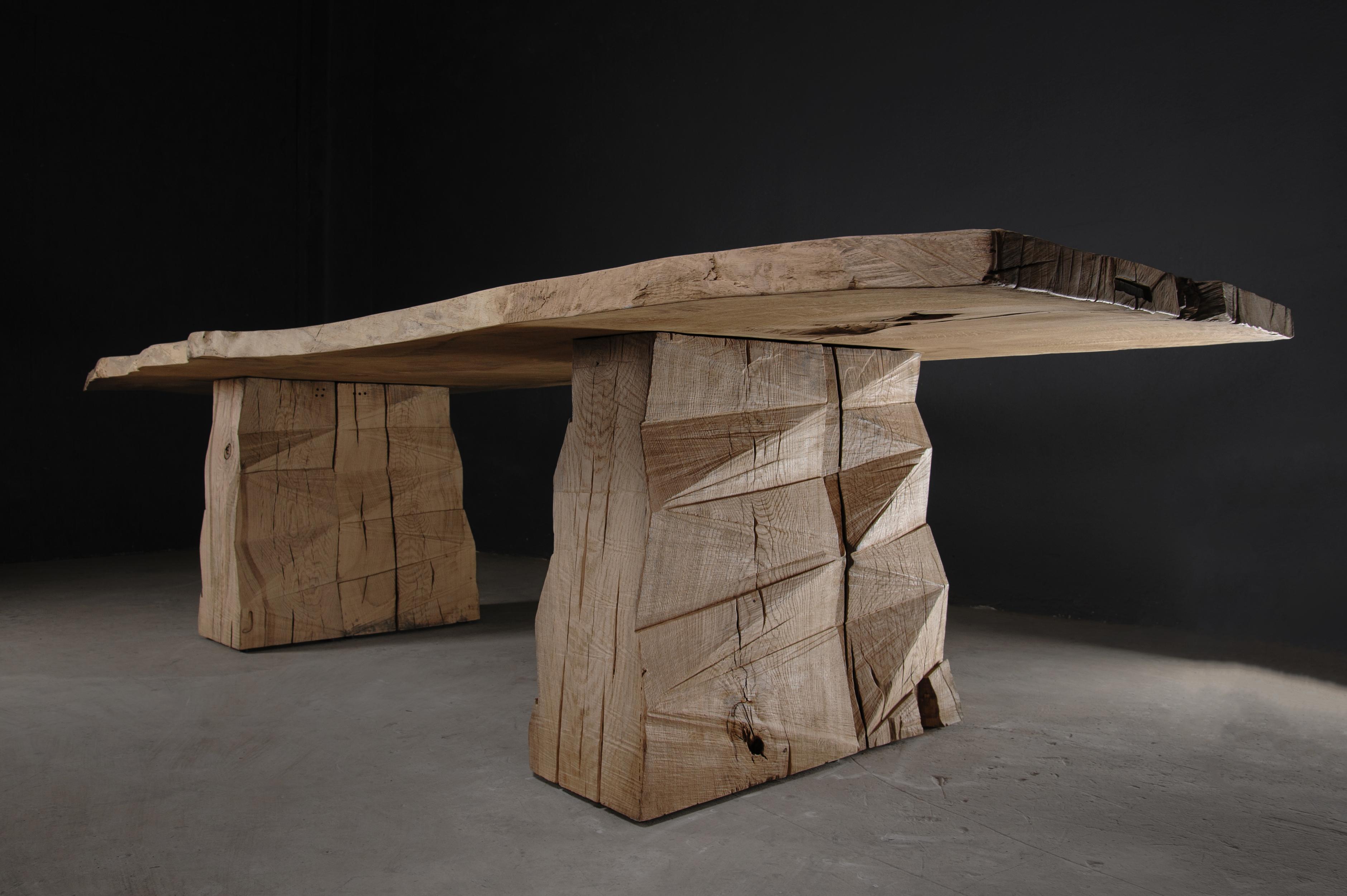 Table de salle à manger massive sculptée personnalisable en bois de chêne massif, V8 Neuf - En vente à Paris, IDF