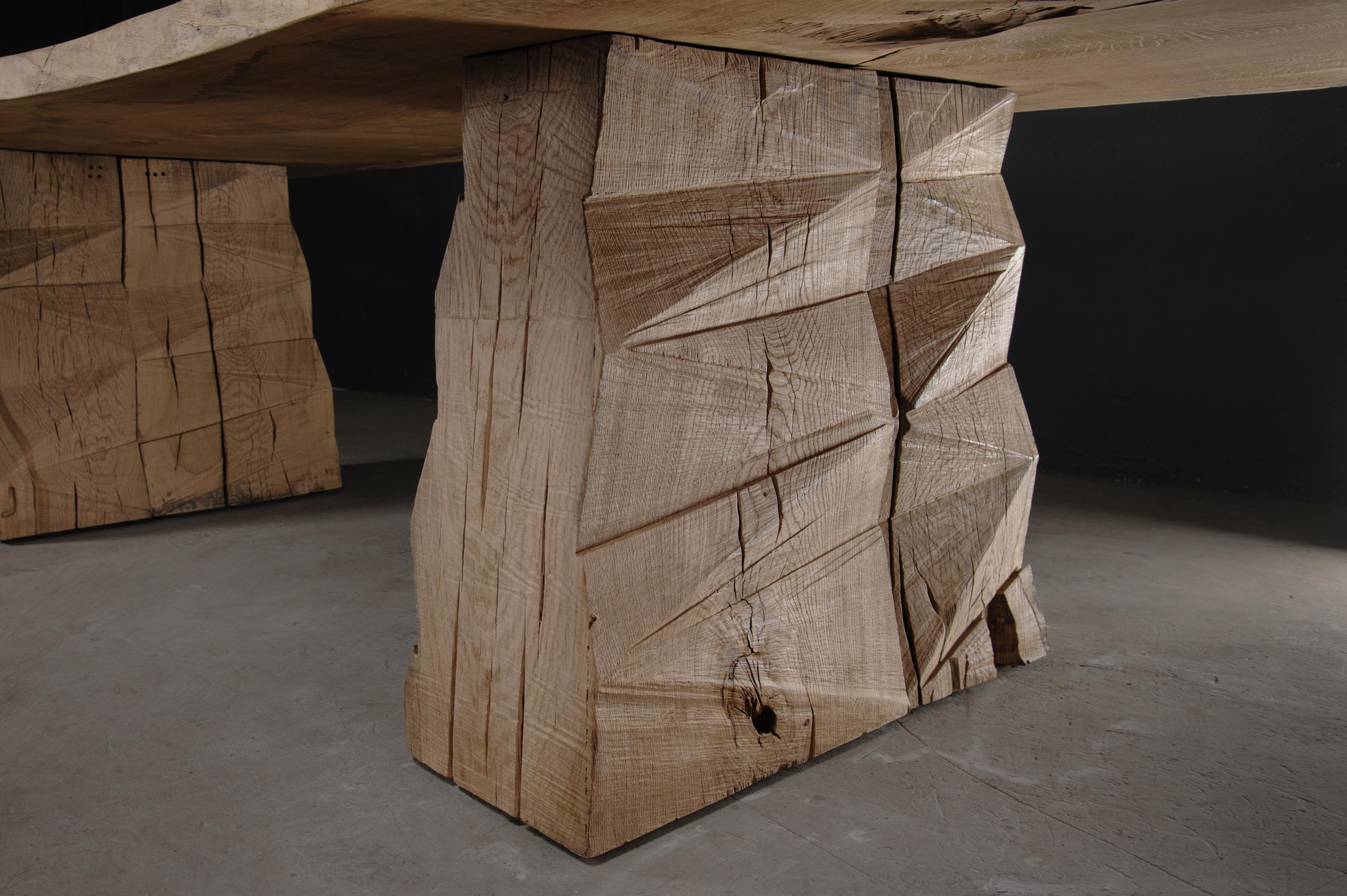 XXIe siècle et contemporain Table de salle à manger massive sculptée personnalisable en bois de chêne massif, V8 en vente