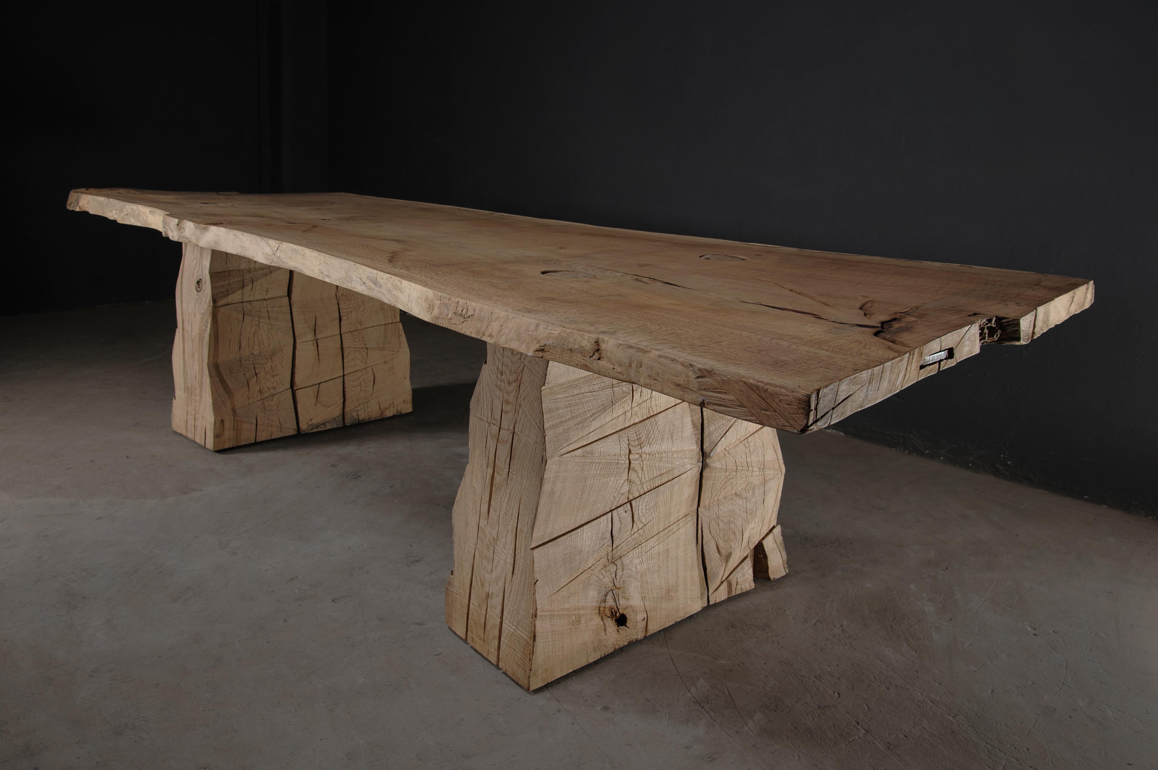 Table de salle à manger massive sculptée personnalisable en bois de chêne massif, V8 en vente 1