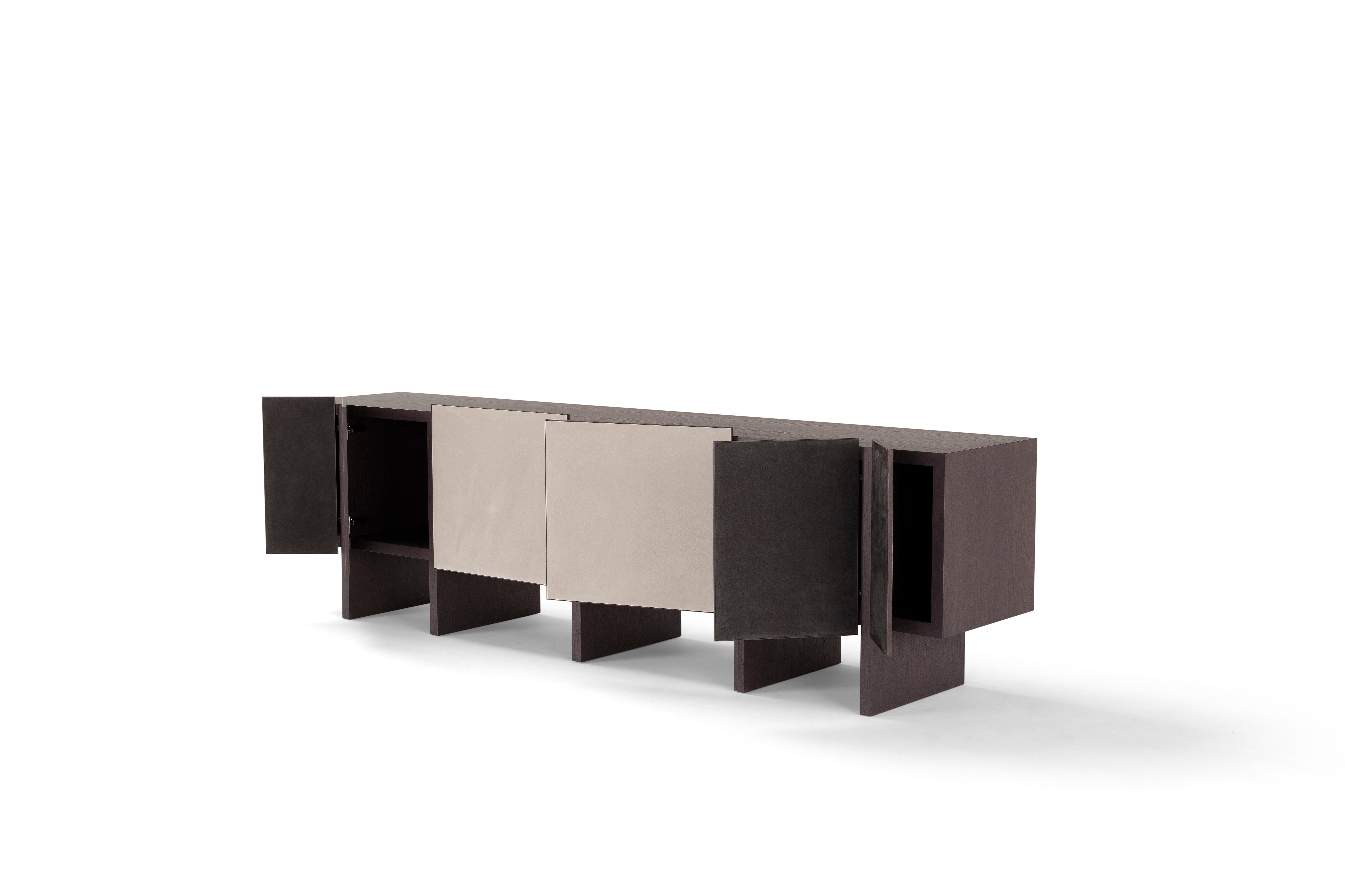 SISTEMA' est un buffet contemporain en bois et cuir. Personnalisable
Concepteur : Emanuel Gargano & Anton Cristell
Fabricant : Amura Lab 
Modèle présenté sur l'image principale : modèle M04 Frassino tinto Grigio + Nabuk 5009 + 5063

Fortement