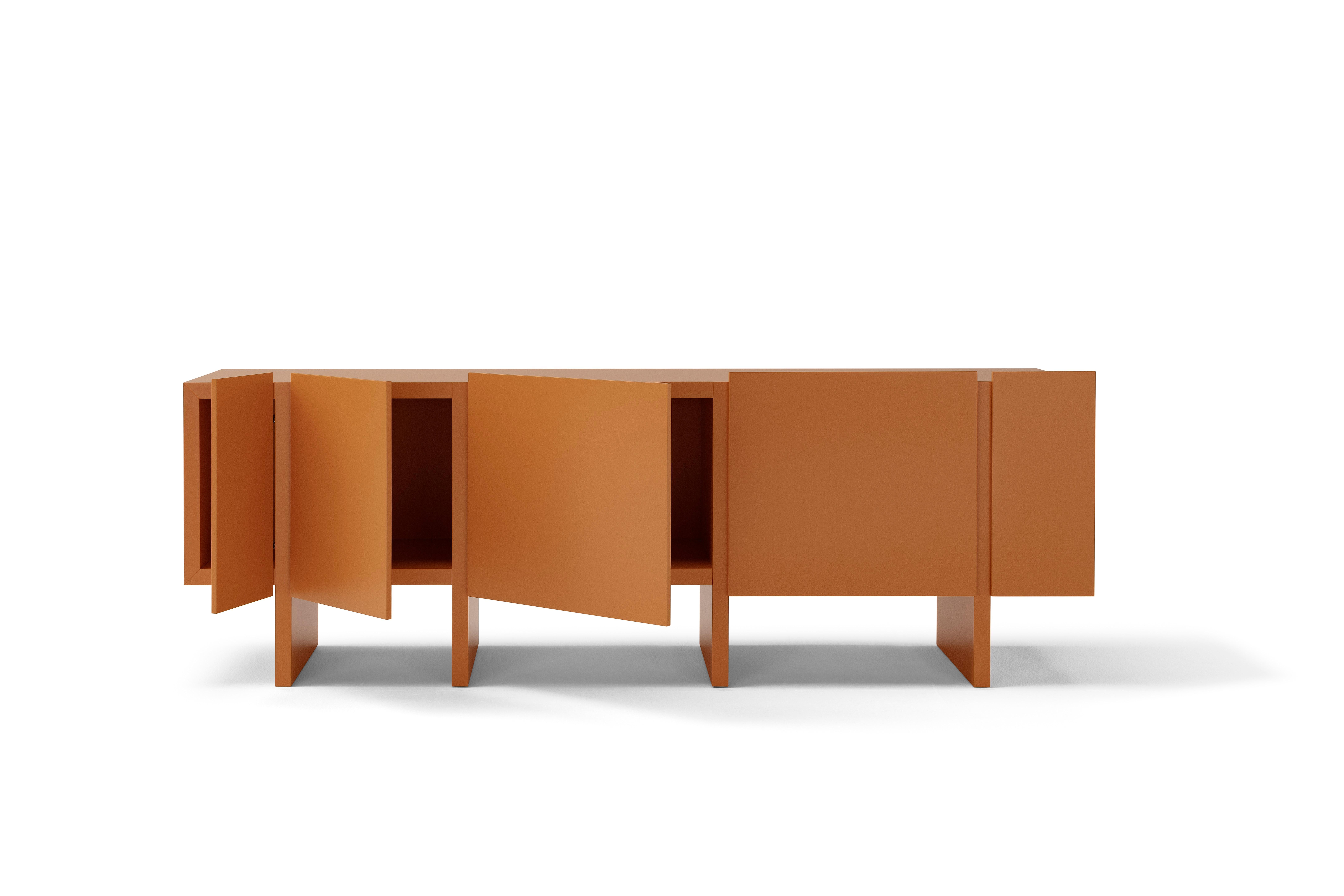 SISTEMA' est un buffet contemporain en bois et cuir. Personnalisable
Concepteur : Emanuel Gargano & Anton Cristell
Fabricant : Amura Lab 
Modèle présenté sur l'image principale : modèle M10, Bois teinté RAL 2000

Fortement polyvalent, la