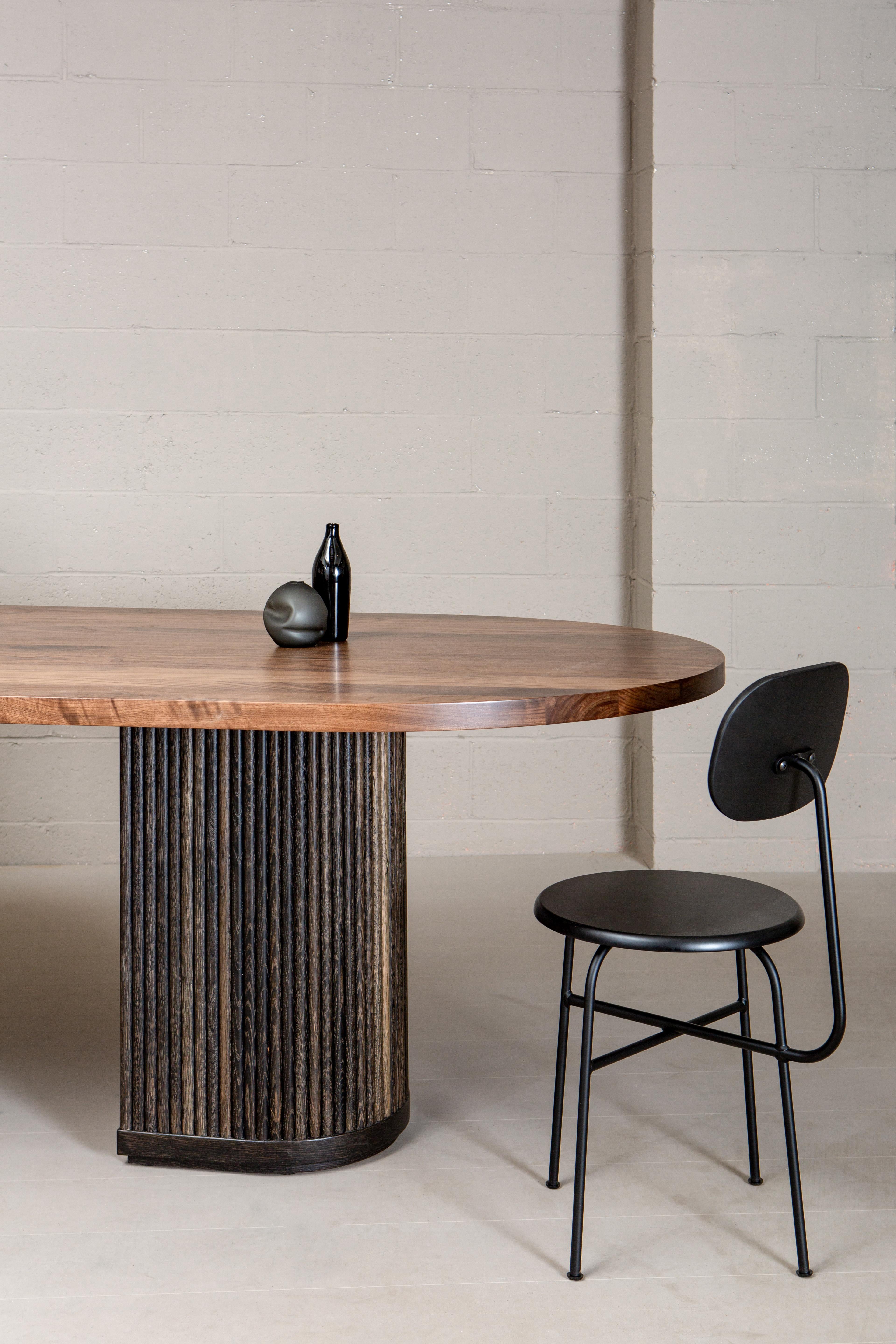 Travail du bois Table de salle à manger moderne Radius en bois massif personnalisable de 20,3 m avec base en forme de tambour en vente