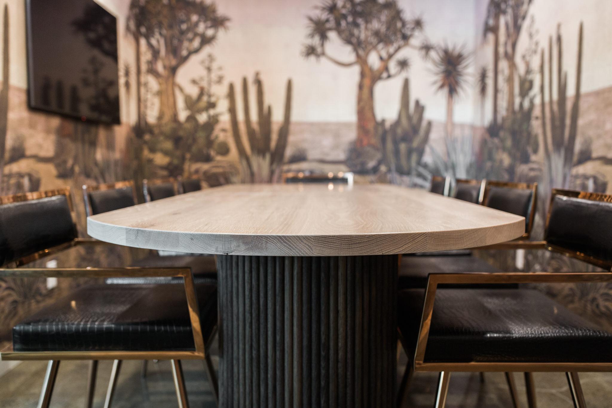 XXIe siècle et contemporain Table de salle à manger moderne Radius en bois massif personnalisable de 20,3 m avec base en forme de tambour en vente