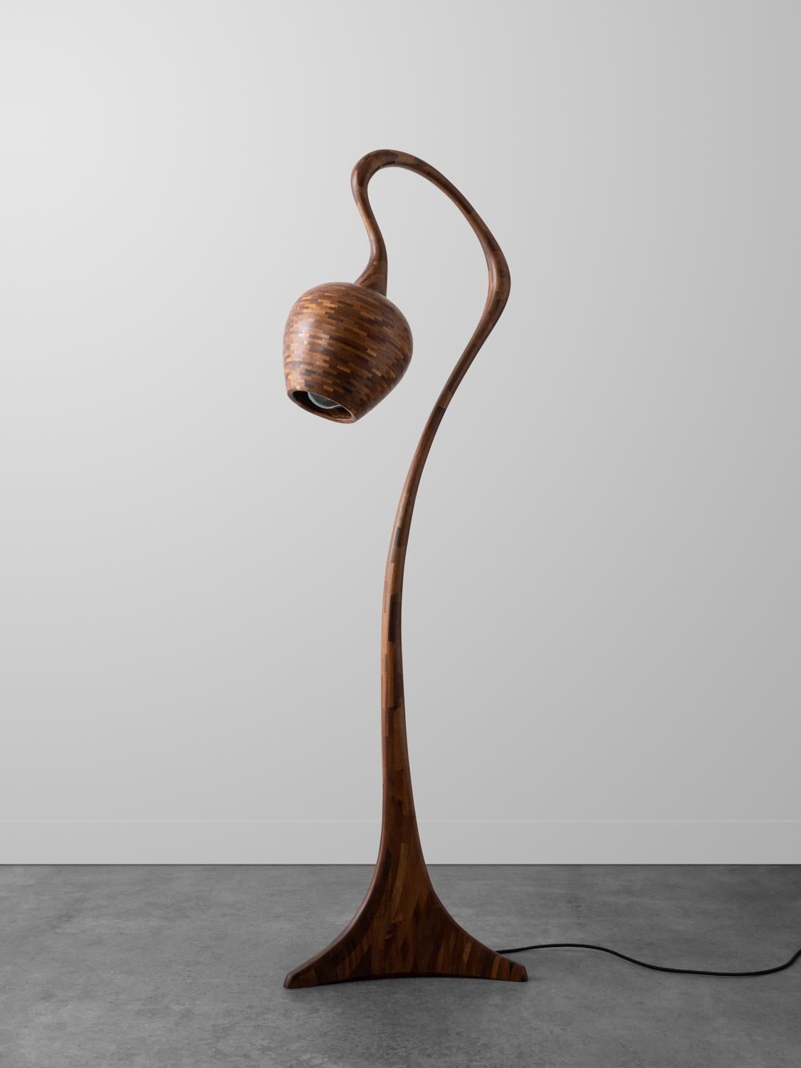 Americano Lampada da terra in legno STACKED No.2,  PERSONALIZZABILE, mostrato in mogano di recupero in vendita