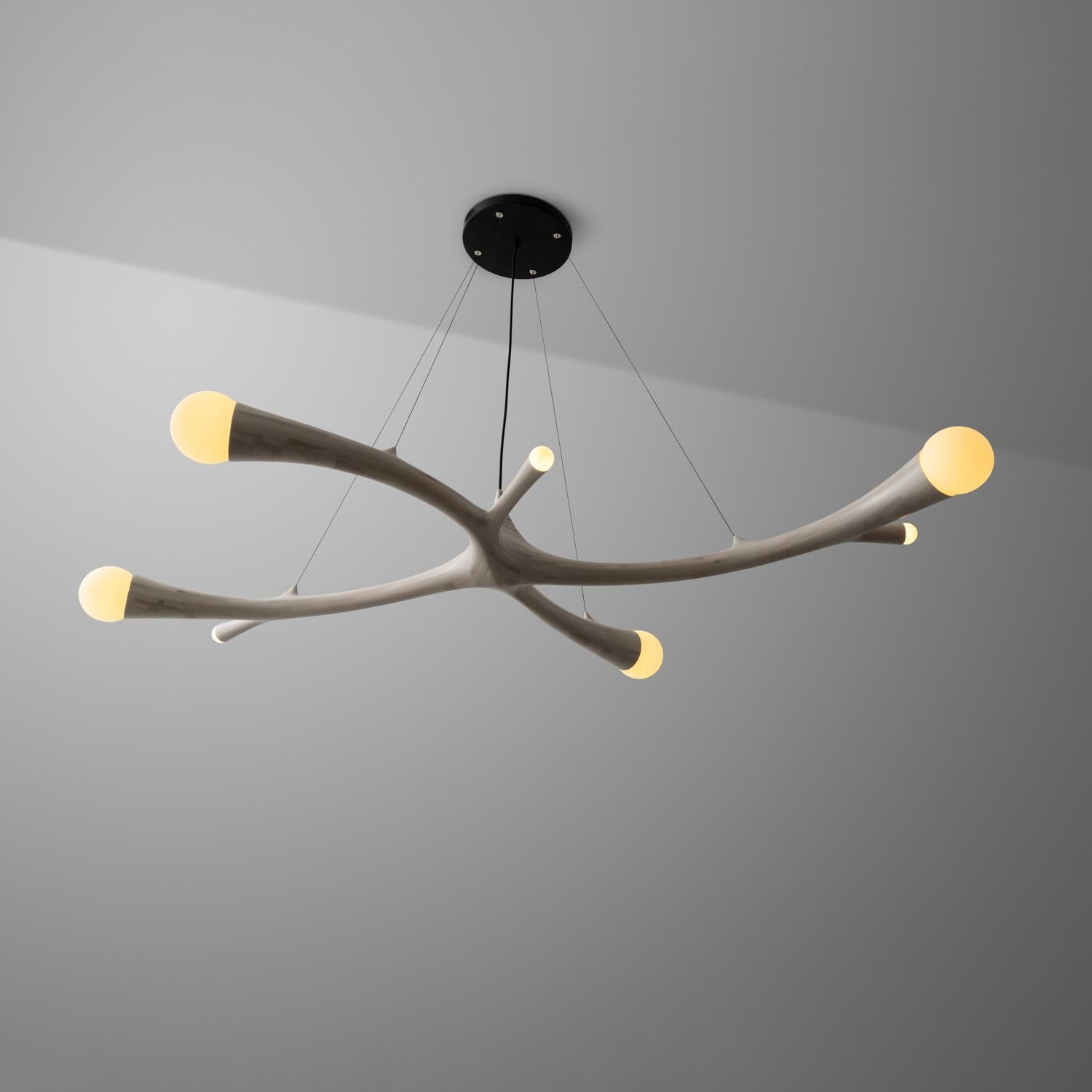 Entwerfen Sie eine einmalige STACKED Multi-Bulb Illuminated Hanging Sculpture. 

Während dieses Beispiel mit 7 LED-Glühbirnen ausgestattet ist und aus geborgenem Ahornholz in BoneWhite gefertigt wurde, können wir unsere STACKED-Stücke auch für Ihren