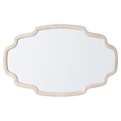 Espejo personalizable apilado de inspiración Deco, mostrado en Arce con acabado Marfil
