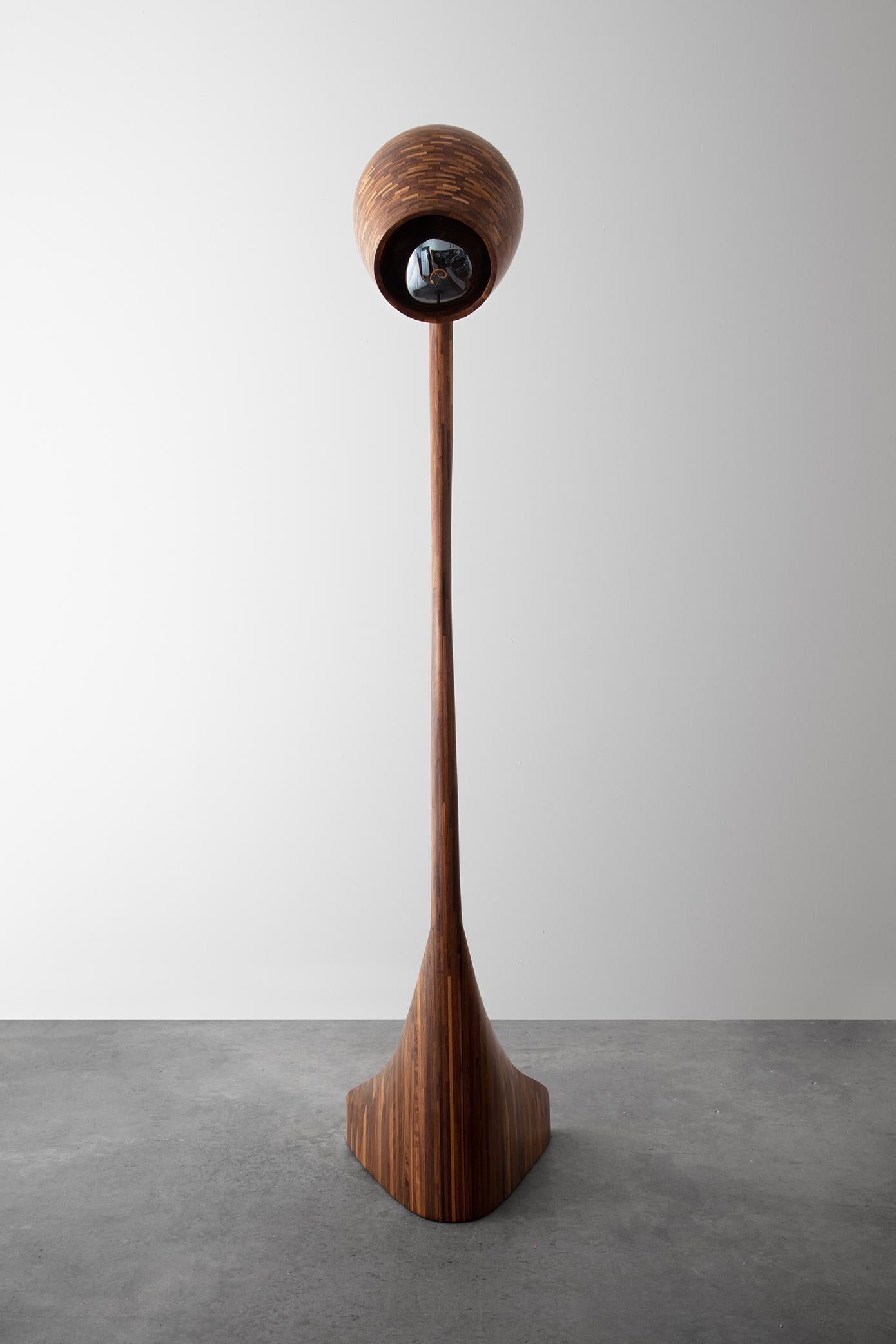 Anpassbare stapelbare Holz-Stehlampe Nr.1 aus Holz, Beispiel in Nussbaumholz im Angebot 2