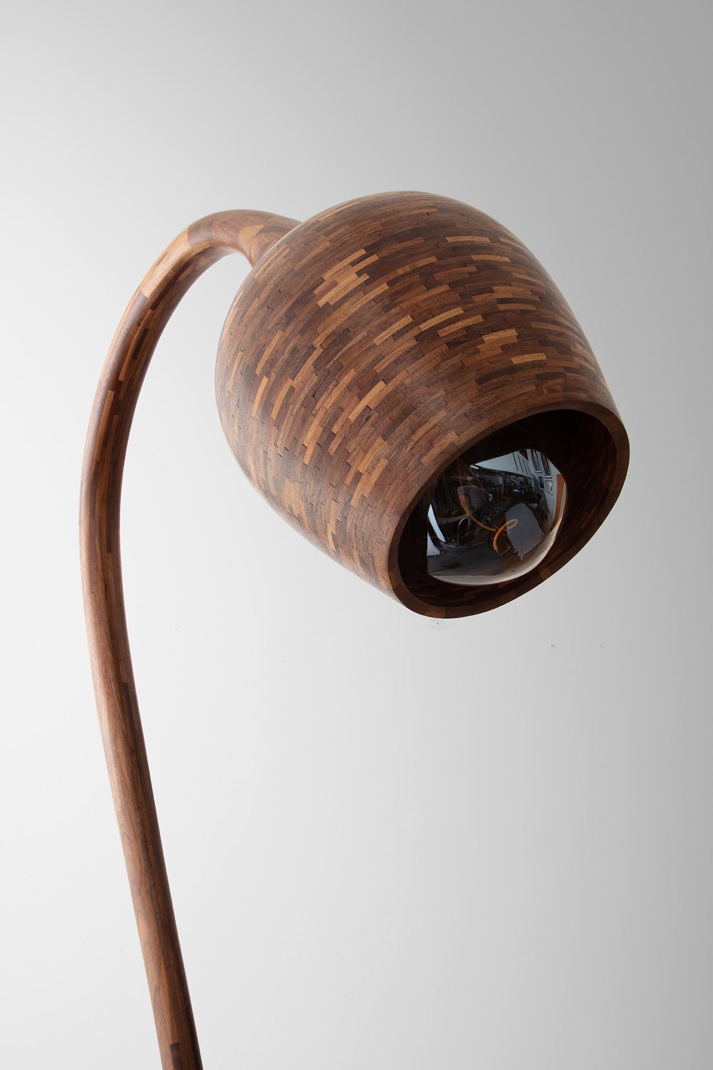 Anpassbare stapelbare Holz-Stehlampe Nr.1 aus Holz, Beispiel in Nussbaumholz im Angebot 3