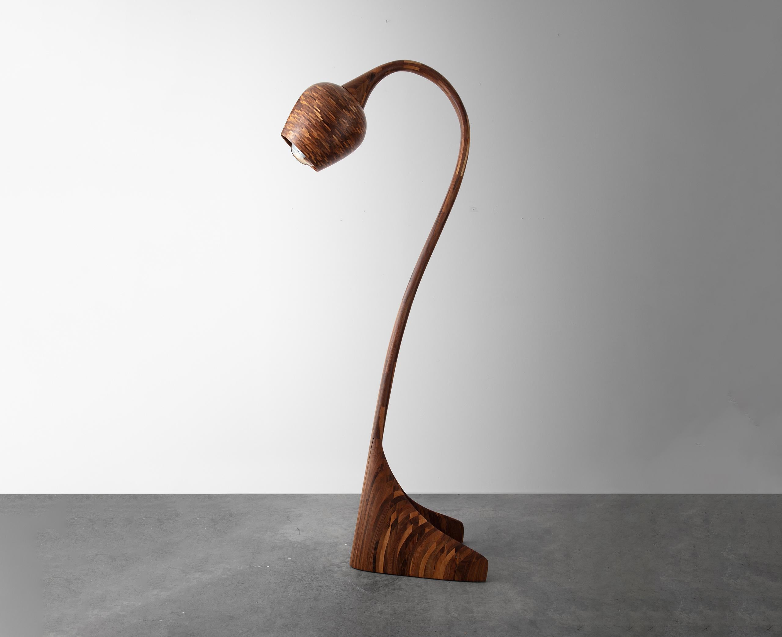 Anpassbare stapelbare Holz-Stehlampe Nr.1 aus Holz, Beispiel in Nussbaumholz (Moderne) im Angebot