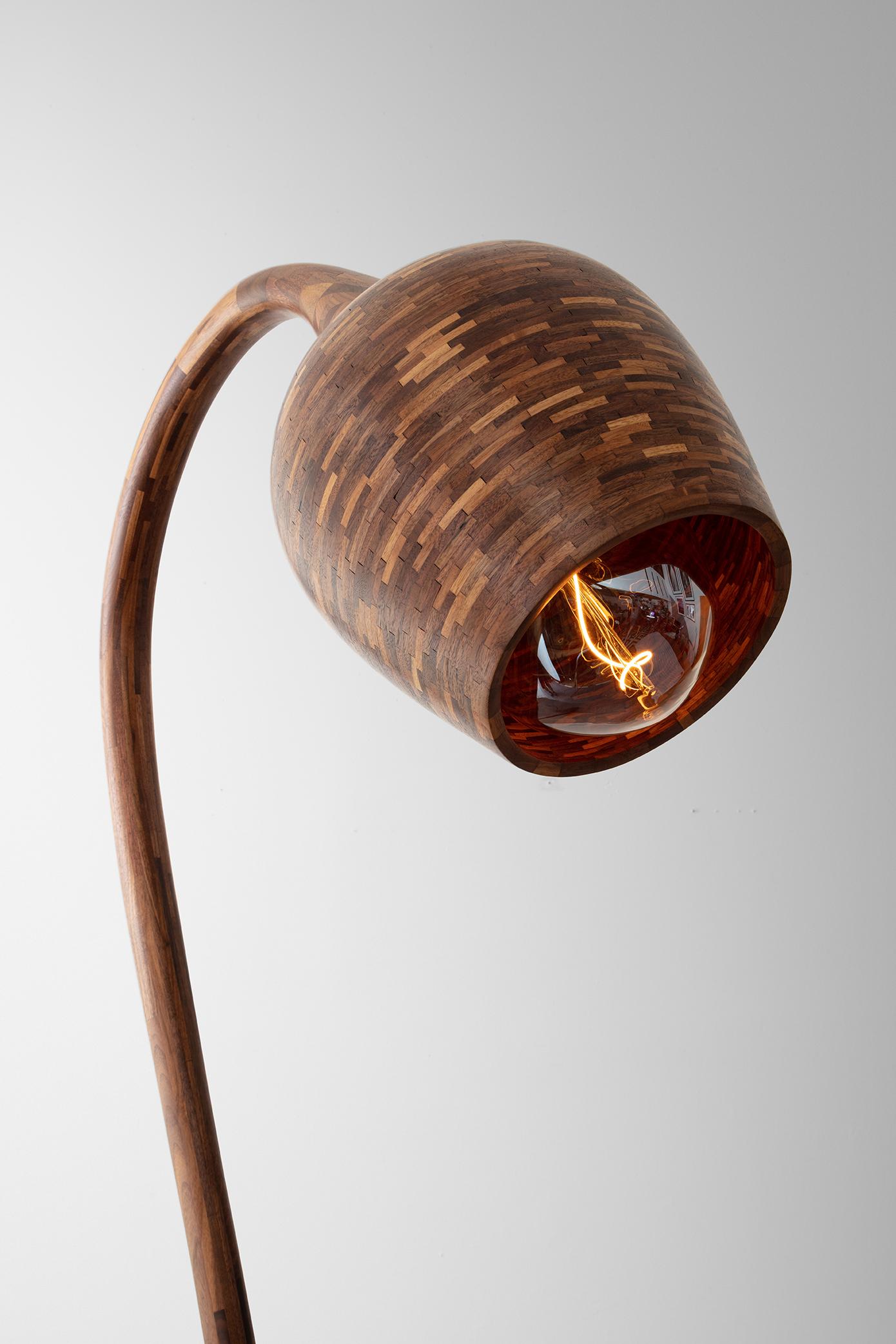 Anpassbare stapelbare Holz-Stehlampe Nr.1 aus Holz, Beispiel in Nussbaumholz (Facettiert) im Angebot