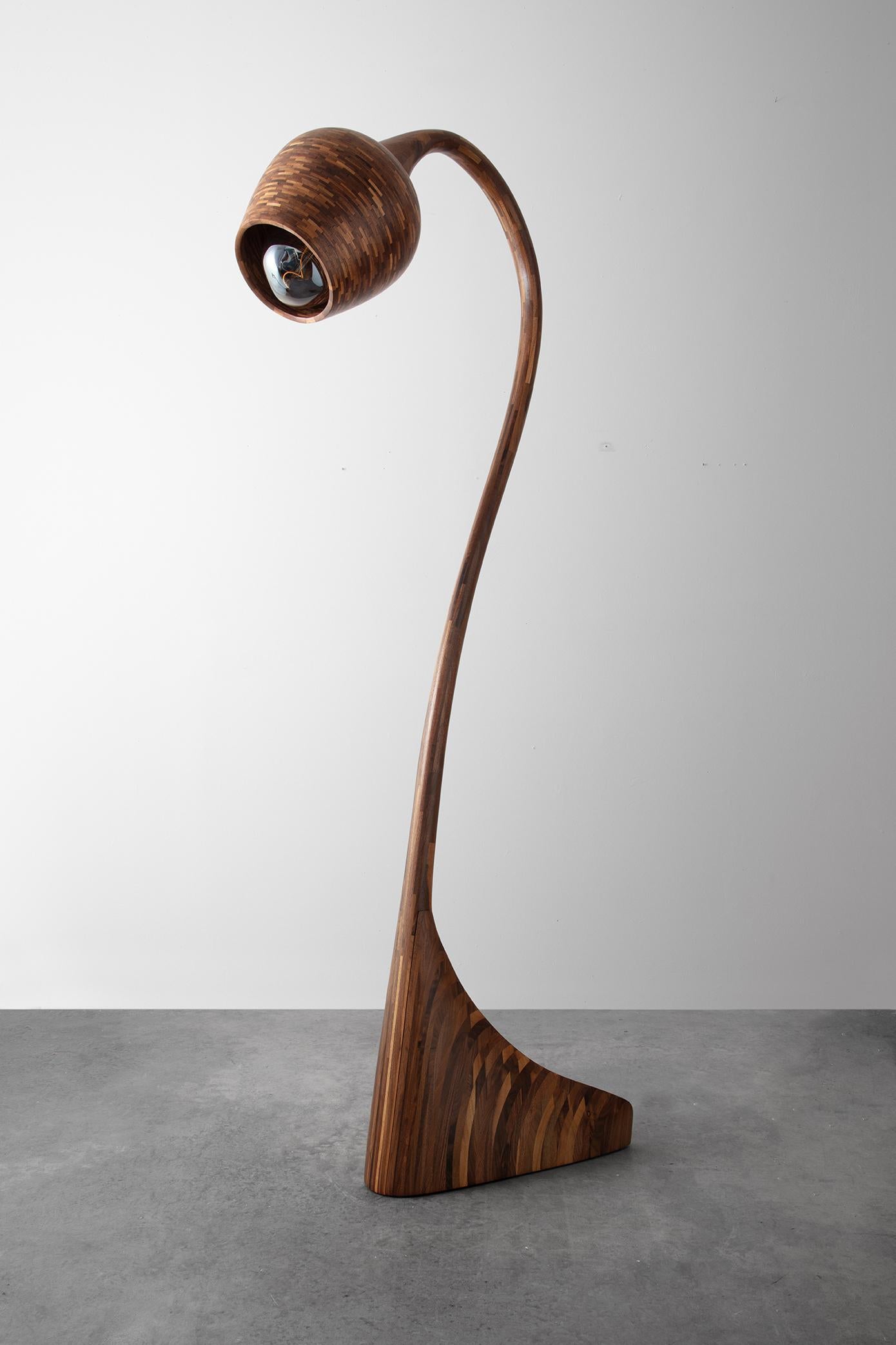 Anpassbare stapelbare Holz-Stehlampe Nr.1 aus Holz, Beispiel in Nussbaumholz (Hartholz) im Angebot