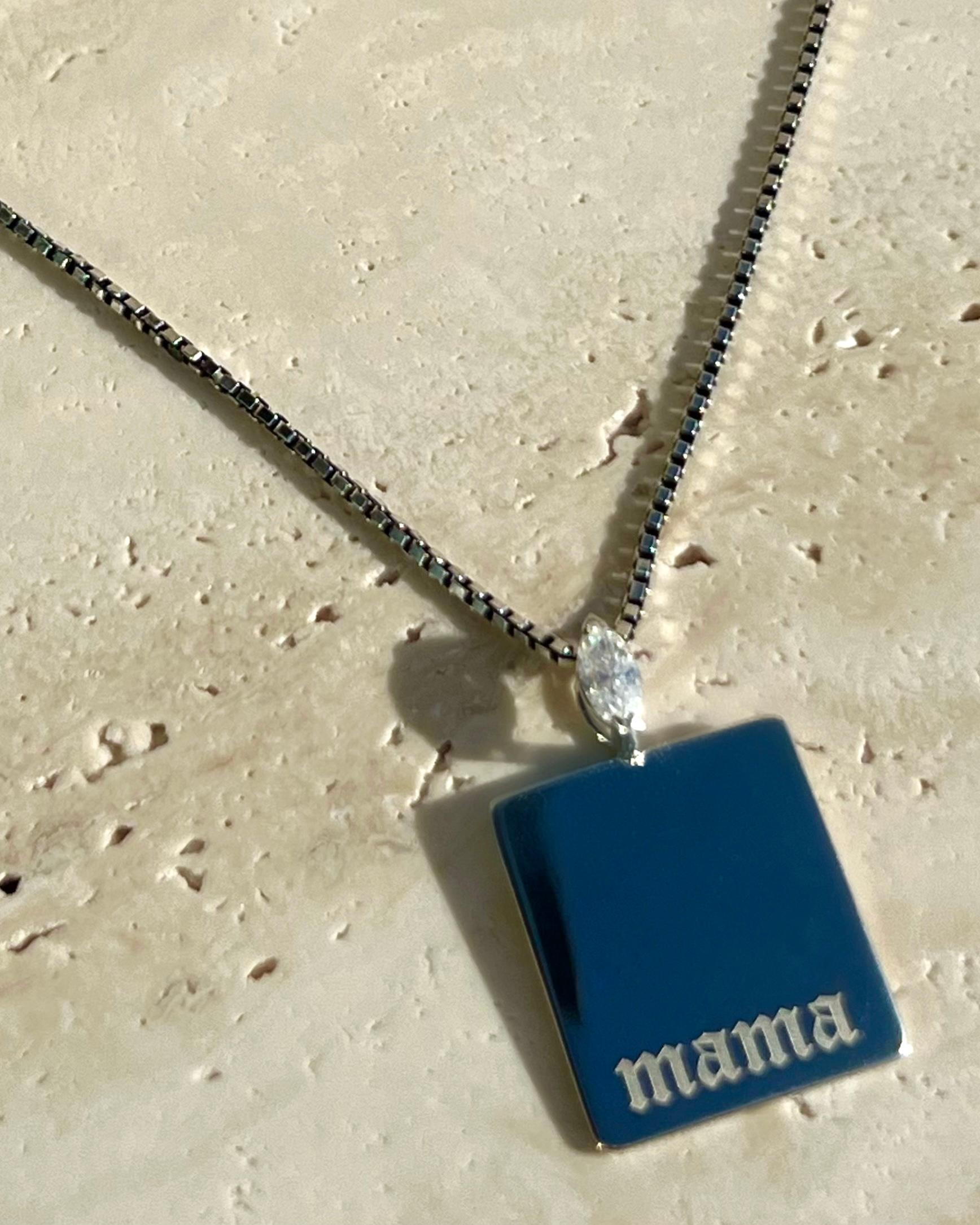 Moderne Collier étiquette de chien personnalisable en argent sterling et moissanite en vente