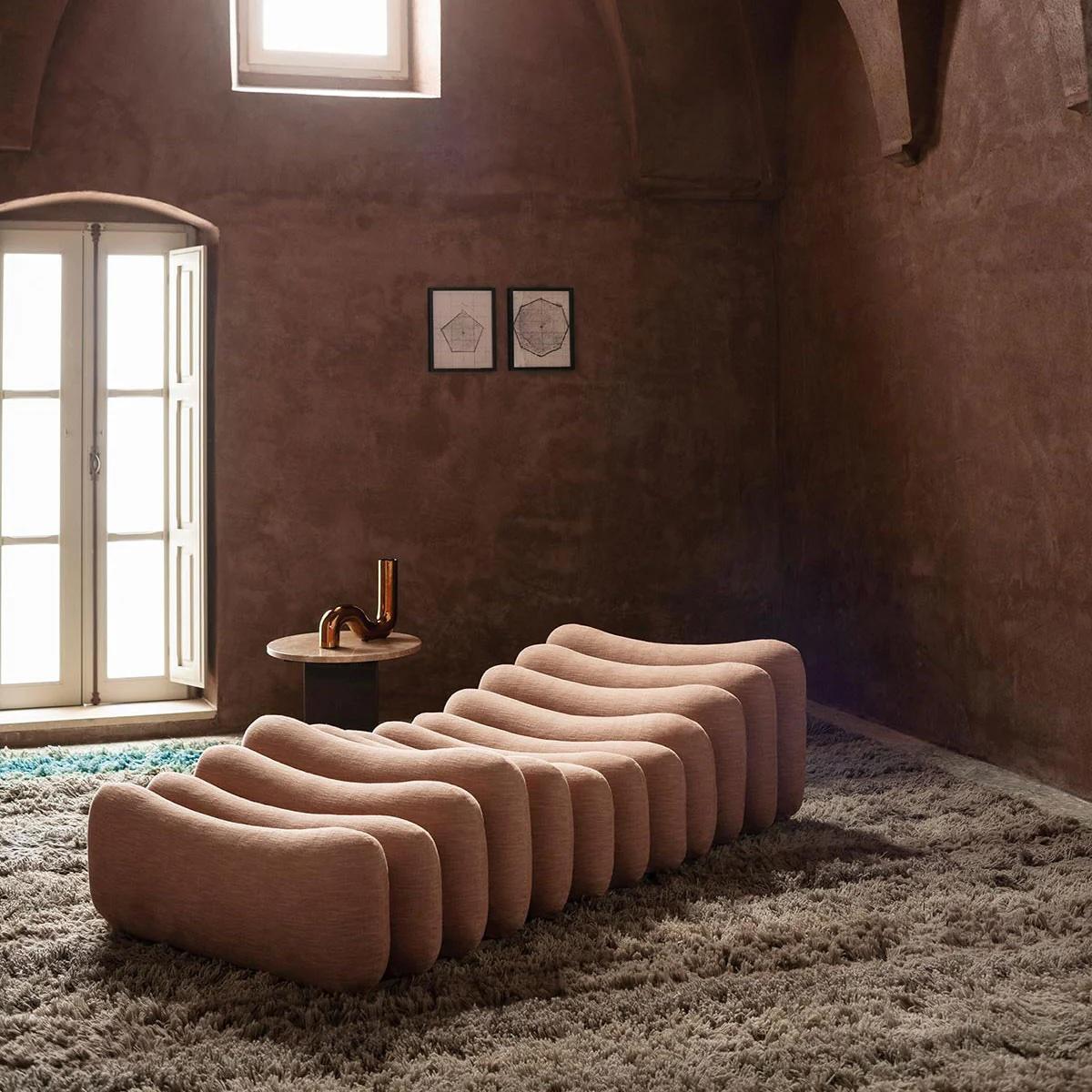 Modules with unusual shapes give life to original seating configurations where aggregation and variability take center stage. Additional System is a project by Joe Colombo from 1967, reimagined today by Tacchini while respecting its original spirit: