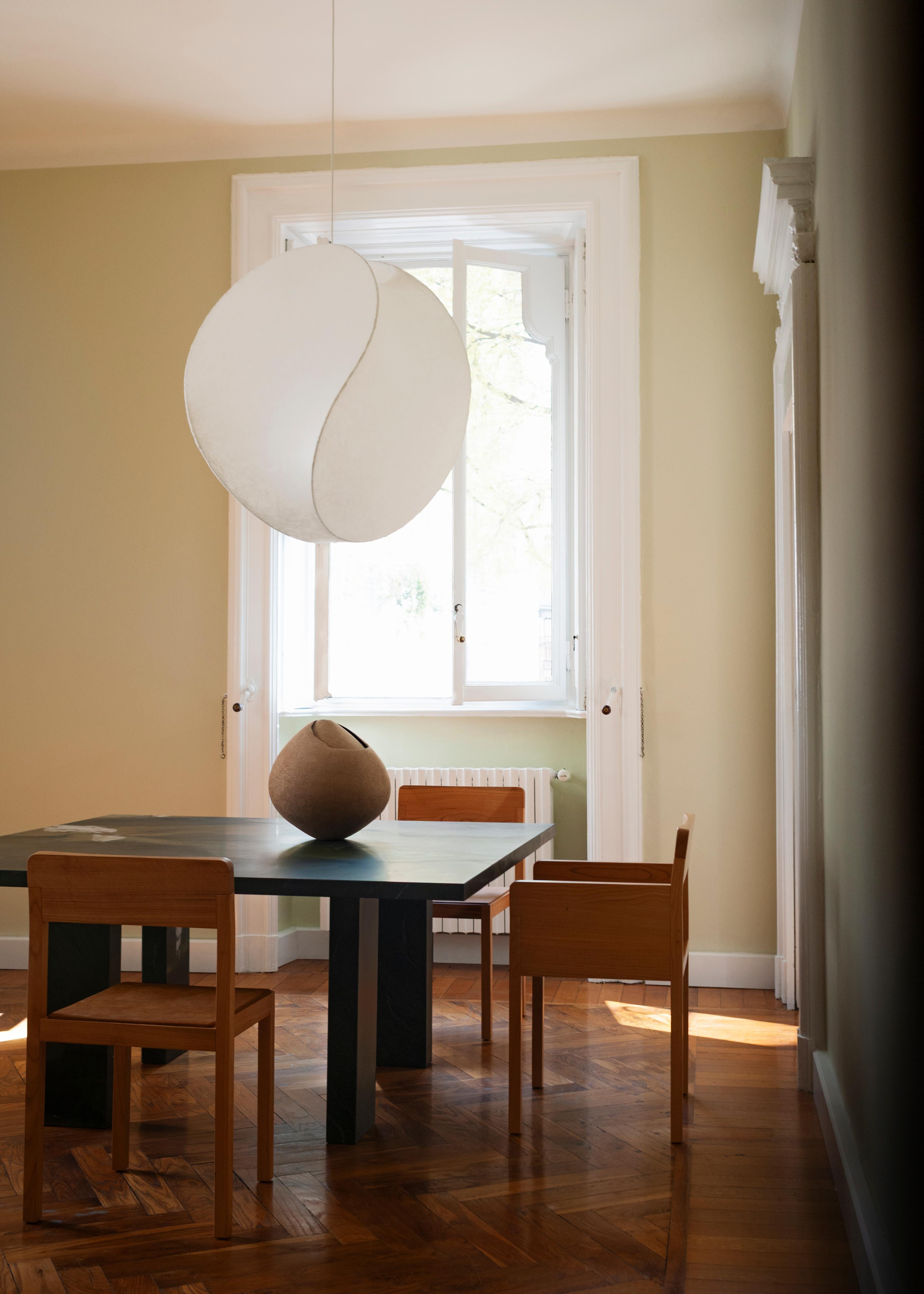 Diverse finiture e materiali di rivestimento 
Prezzo per il legno di ciliegio e il tessuto di partenza


Michael Anastassiades disegna Klotski per Tacchini, una sedia che incarna la semplicità come sua essenza. Il nome si riferisce a un'ipotetica