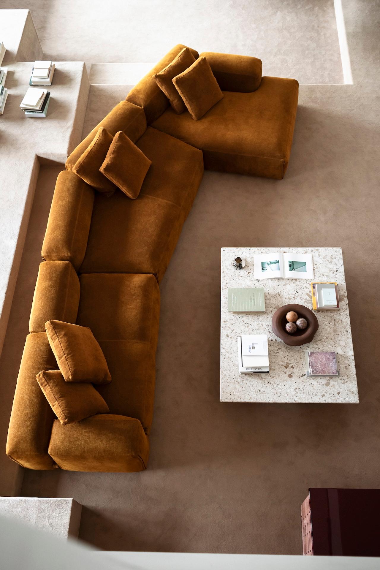 Prezzo indicato per il tessuto di partenza
+ 6 cuscini

Ogni modulo: 
L 180 P 105 H. 66 cm
Seduta H. H. 44 cm

A tre anni dalla riedizione del progetto originale di Mario Bellini, Tacchini migliora il comfort naturale della collezione Le Mura con