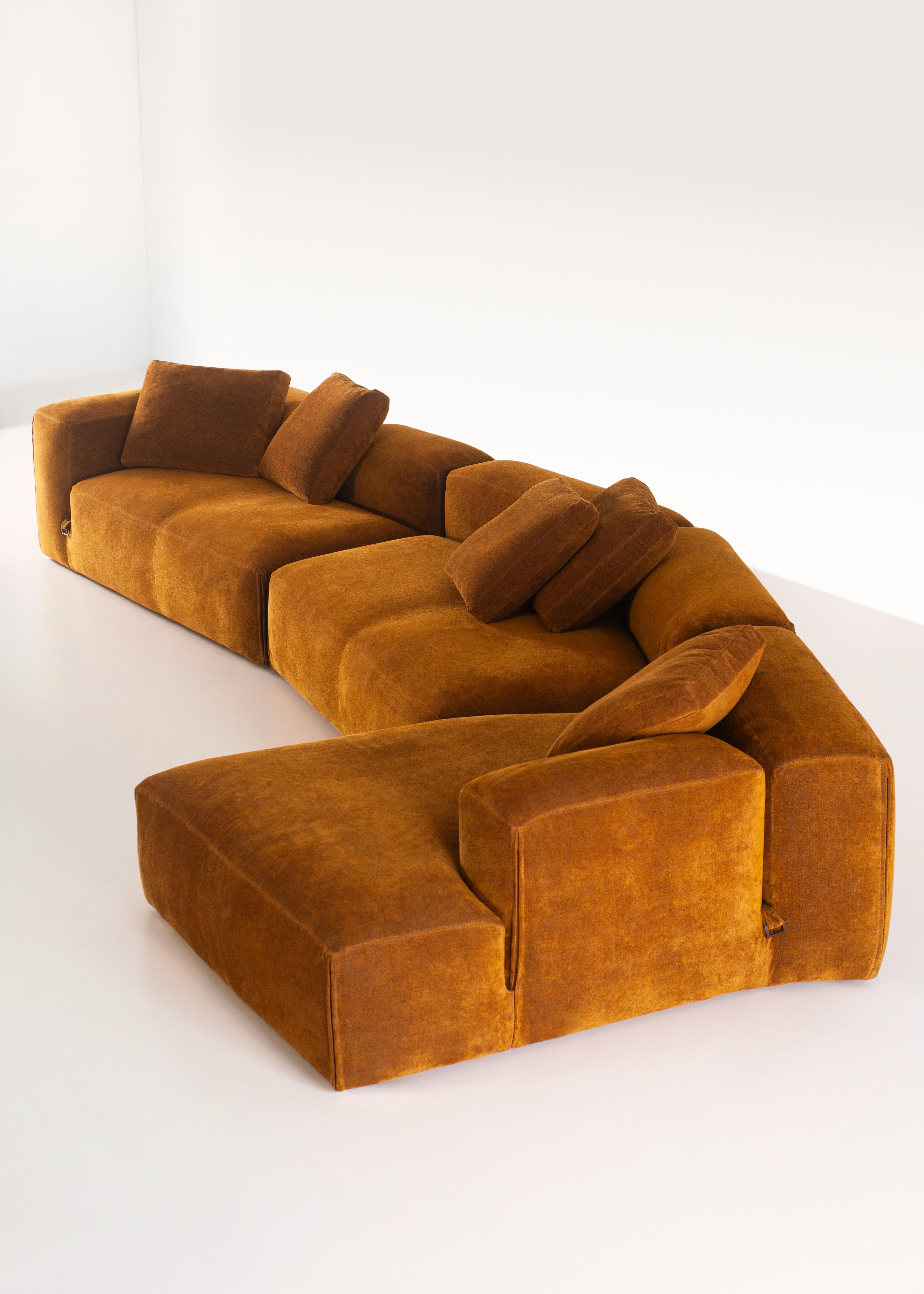 Anpassbares Tacchini Le Mura XL Modular Sofa von Mario Bellini (Textil) im Angebot