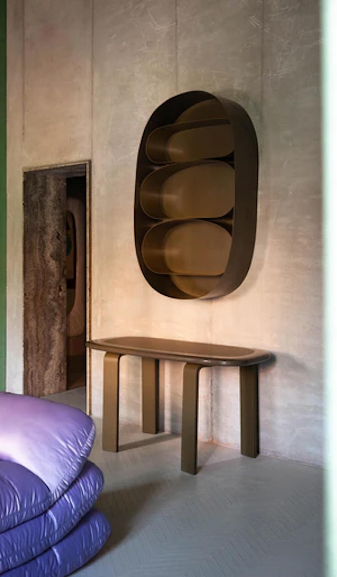 Matériaux :
Plateau en bois laqué brillant avec insert en cuir ;
Pieds en bois recouverts de peau.
La table basse et le bureau Orbit font partie de la collection Cosmic : Toogood en collaboration avec Tacchini. Cosmic est plein de formes