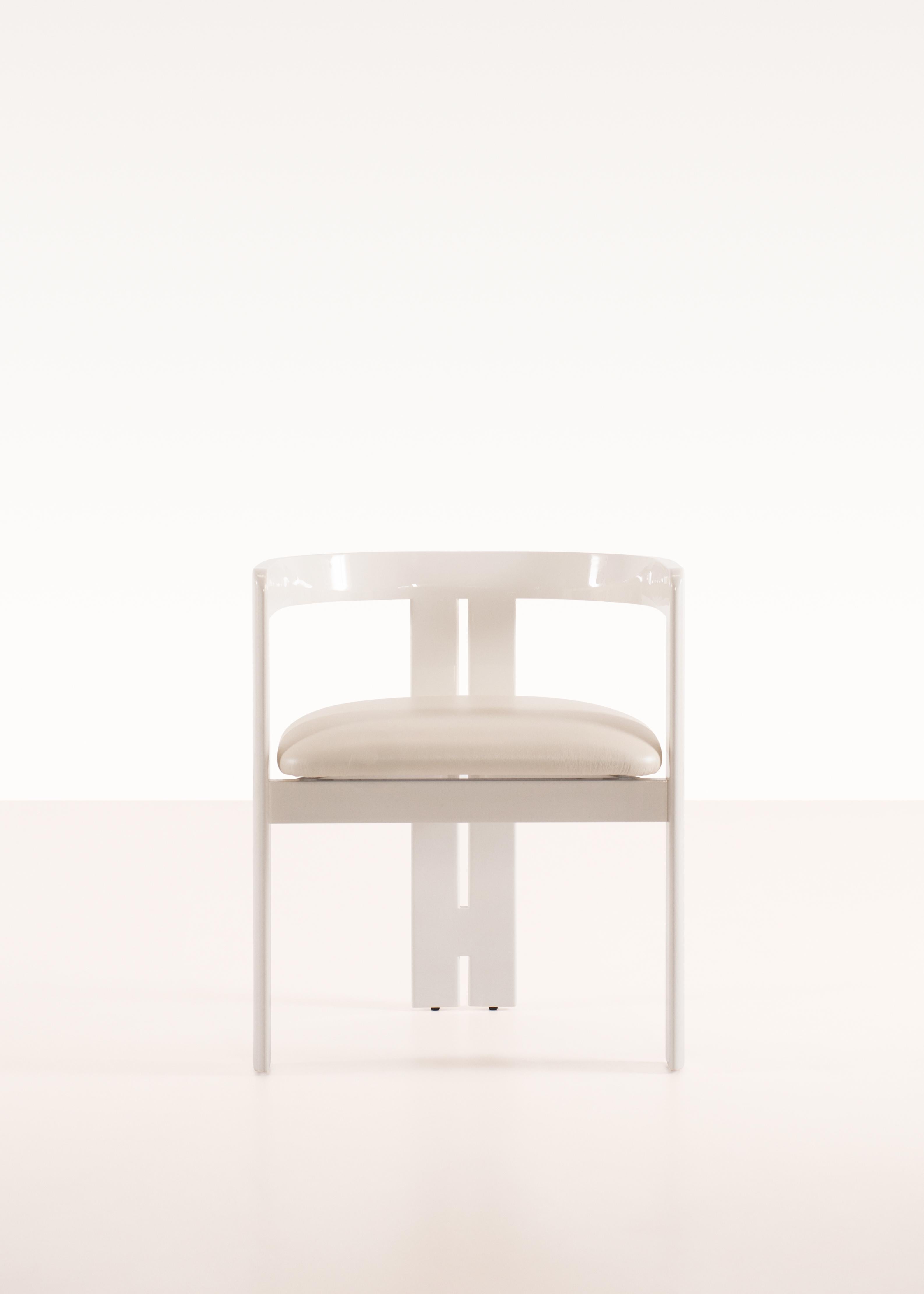 Precio indicado para tela de partida y laca brillante

La naturaleza esencial de un signo. La proporción de sólidos y vacíos. La armonía entre líneas rectas y curvas. Cada rasgo de esta silla responde a una lógica: transmitir una 
