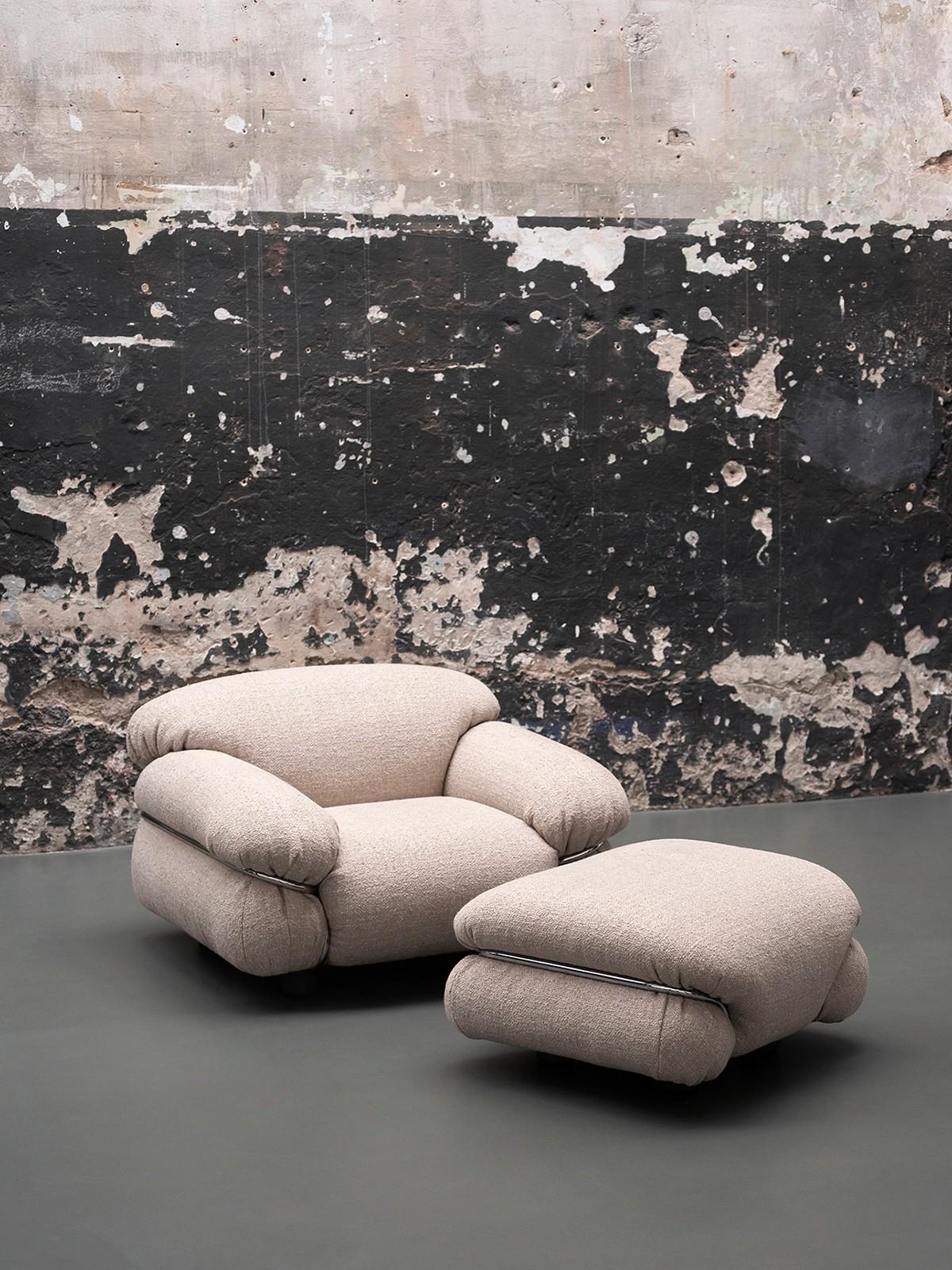 Zusammen mit dem Sessel und dem Sofa, die bereits in einer Neuauflage von Tacchini im Jahr 2015 vorgestellt wurden, setzt der Sesann Hocker die Geschichte einer Vision des zeitgenössischen Wohnens fort, die dazu einlädt, die Schönheit und die