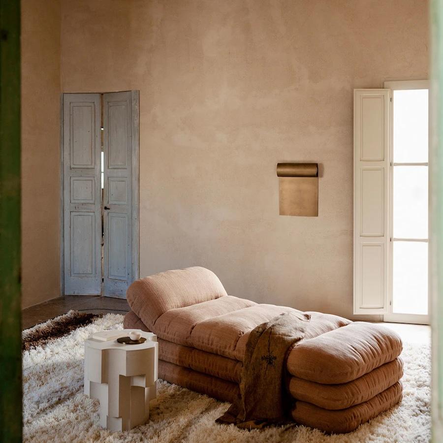 Solar ist ein ruhiges und raffiniertes Manifest des zeitgenössischen Stils und steht im Mittelpunkt der Cosmic Collection von Toogood. Ein gepolstertes Sofa, das auf den ersten Blick wie ein Stapel von Kissen aussieht. Mit ihrer unverwechselbaren